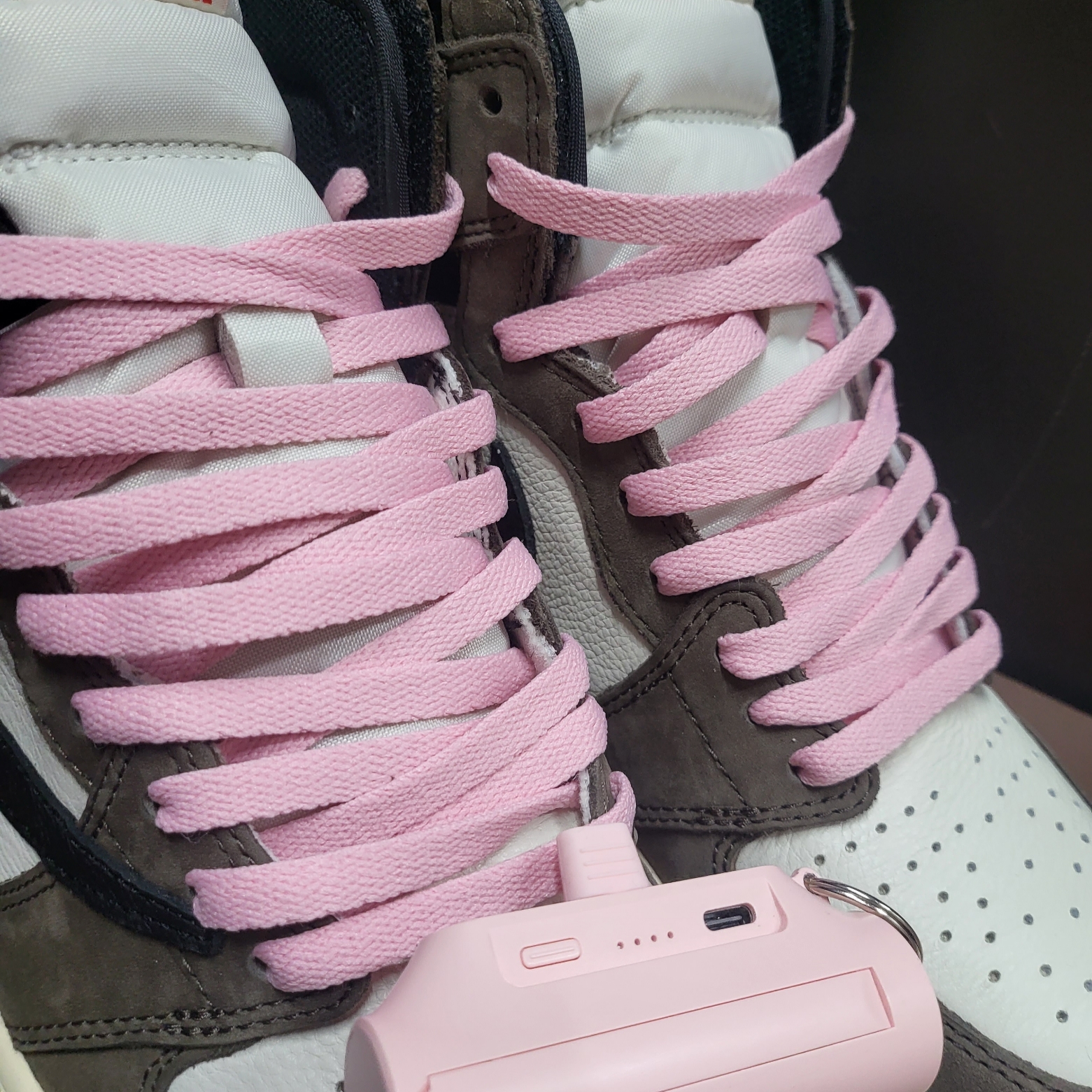 Jordan 1 x Travis Scott Retro High OG SP Mocha 착용 스타일 - 3