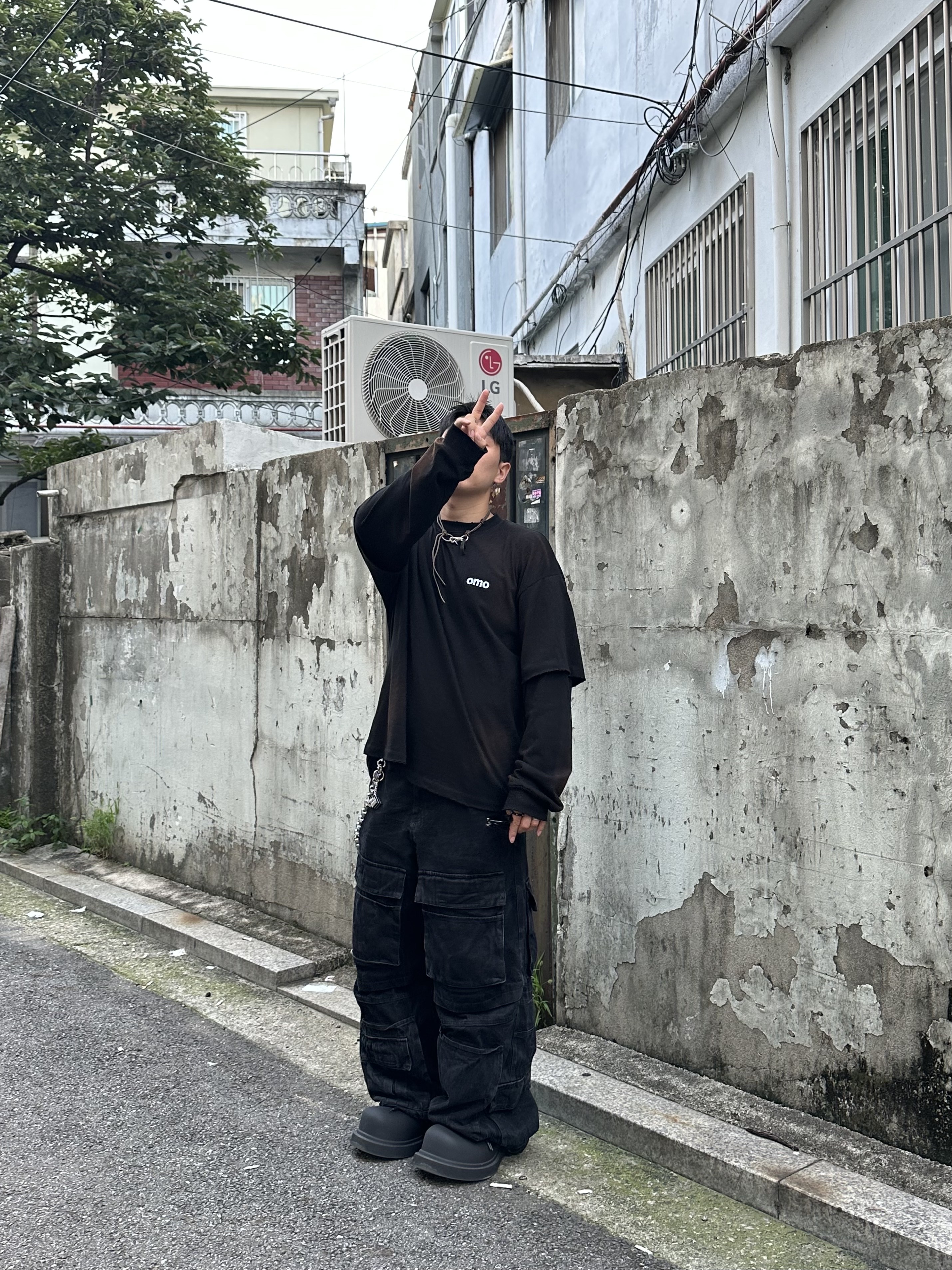 Project G/R Crinkle Denim Cargo Pants Black, [KREAM 단독] OMO Vintage Layered Long Sleeve Black 착용 스타일 - 2
