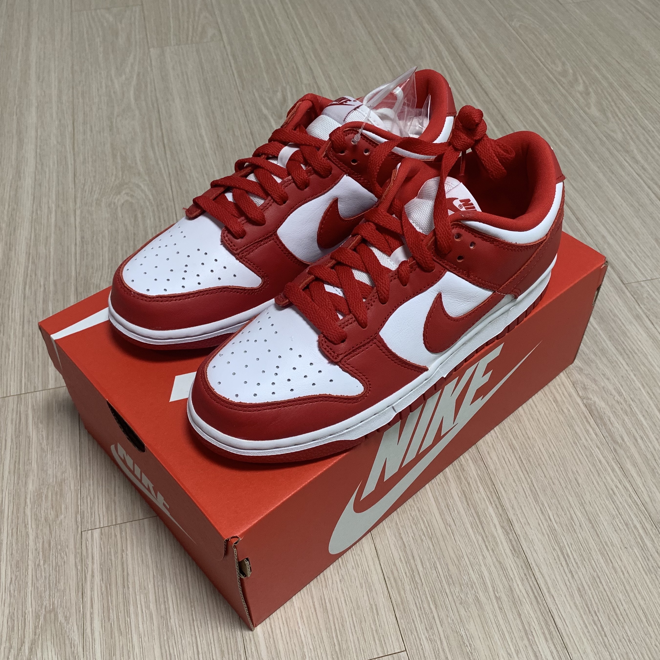 Supreme Washed Chino Twill Camp Cap Red, Nike Dunk Low SP White and University Red 2023 착용 스타일 - 2