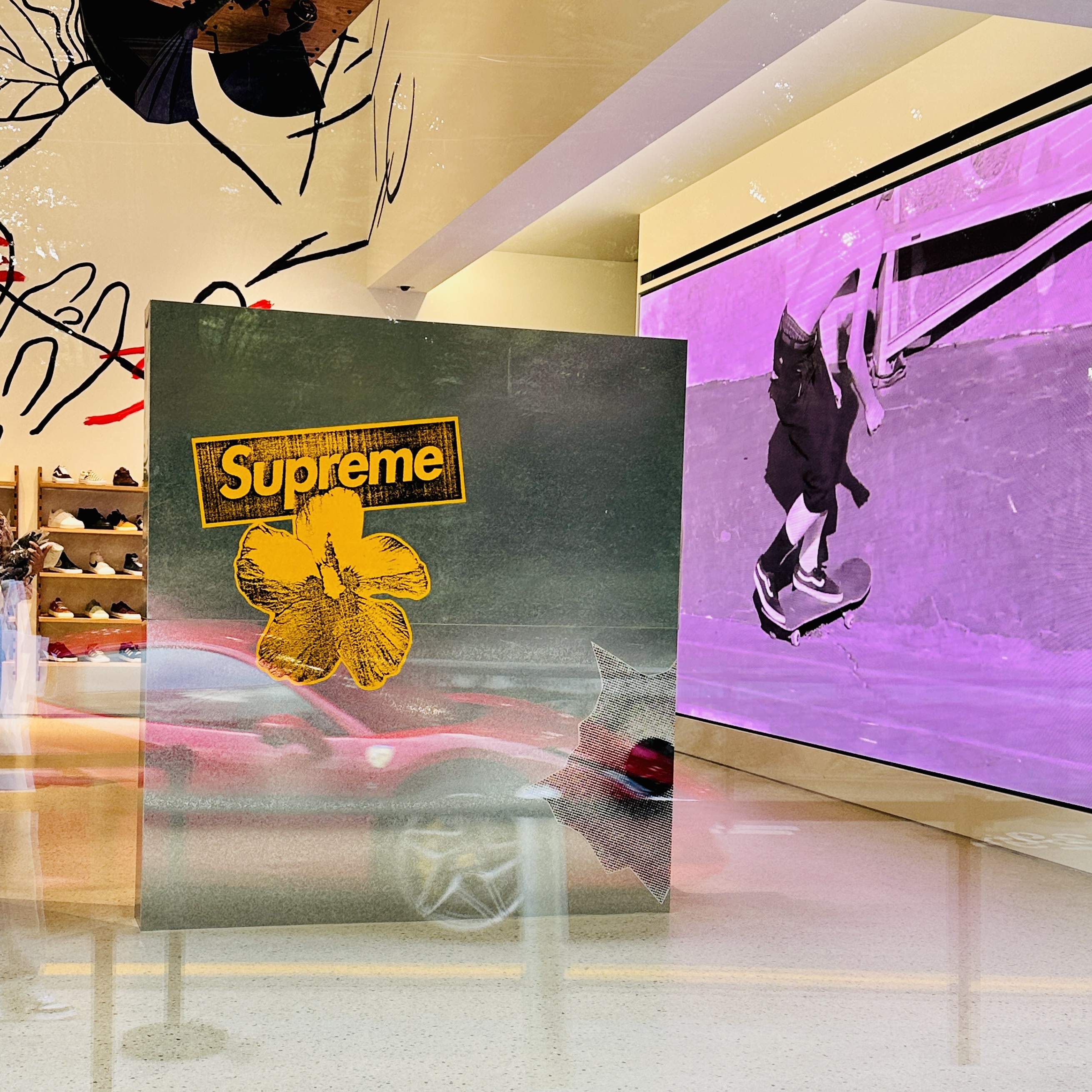 Supreme Stencil T-Shirt White - 23FW, Supreme Hanes Boxer Briefs White (4 Pack) 착용 스타일 - 2