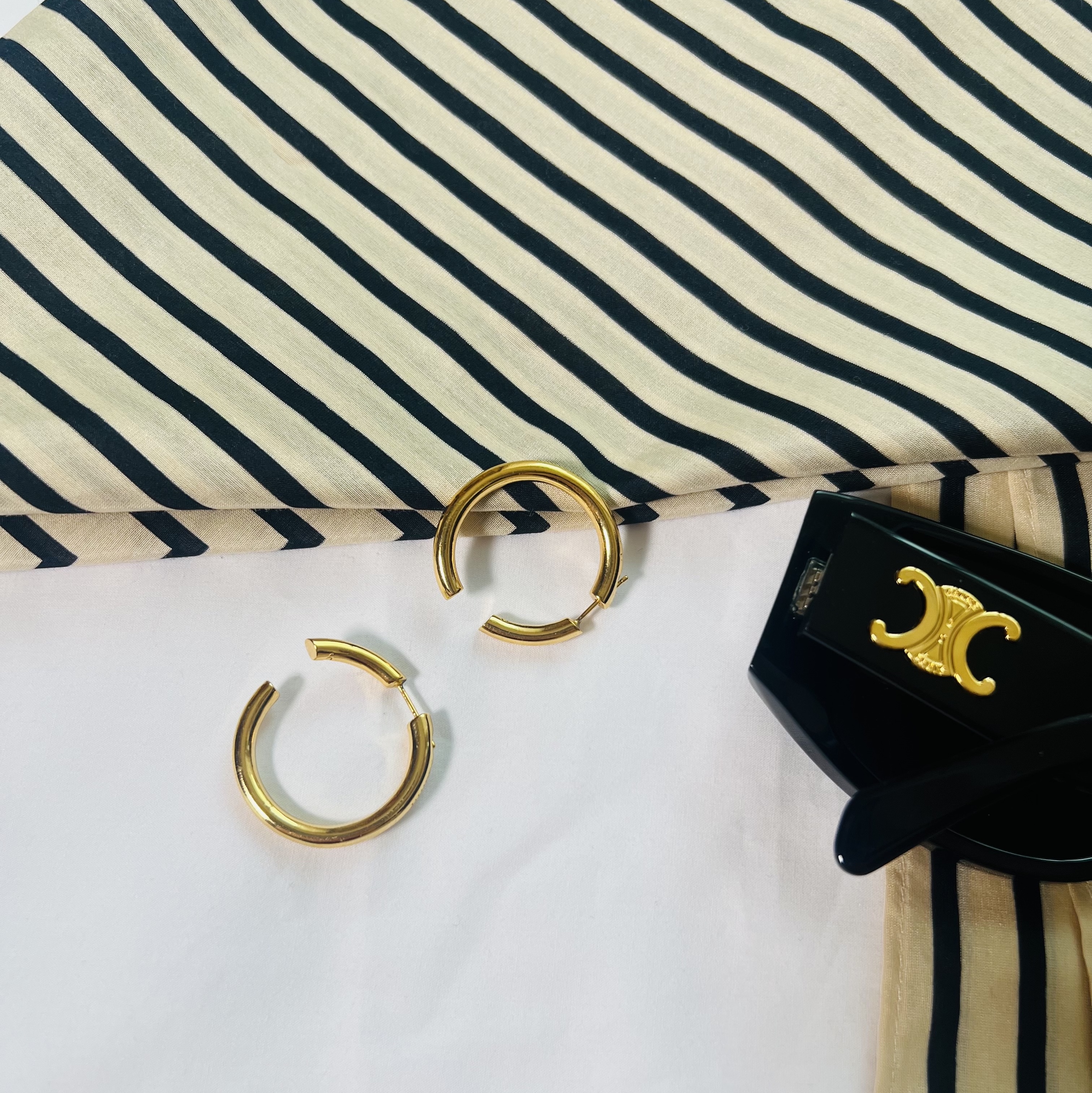 (W) Celine Triomphe 07 Sunglasses in Acetate Black, Toteme Signature Monogram Silk Scarf Dark Brown Monogram 착용 스타일 - 2