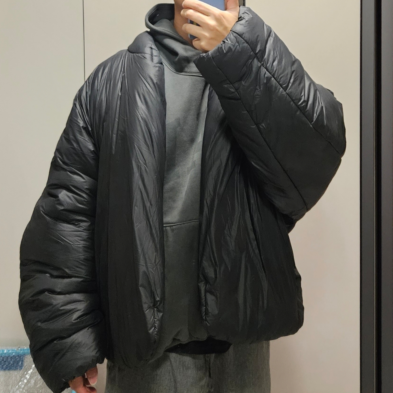 Yeezy Gap Engineered By Balenciaga Round Jacket 2 Black 착용 스타일 - 2