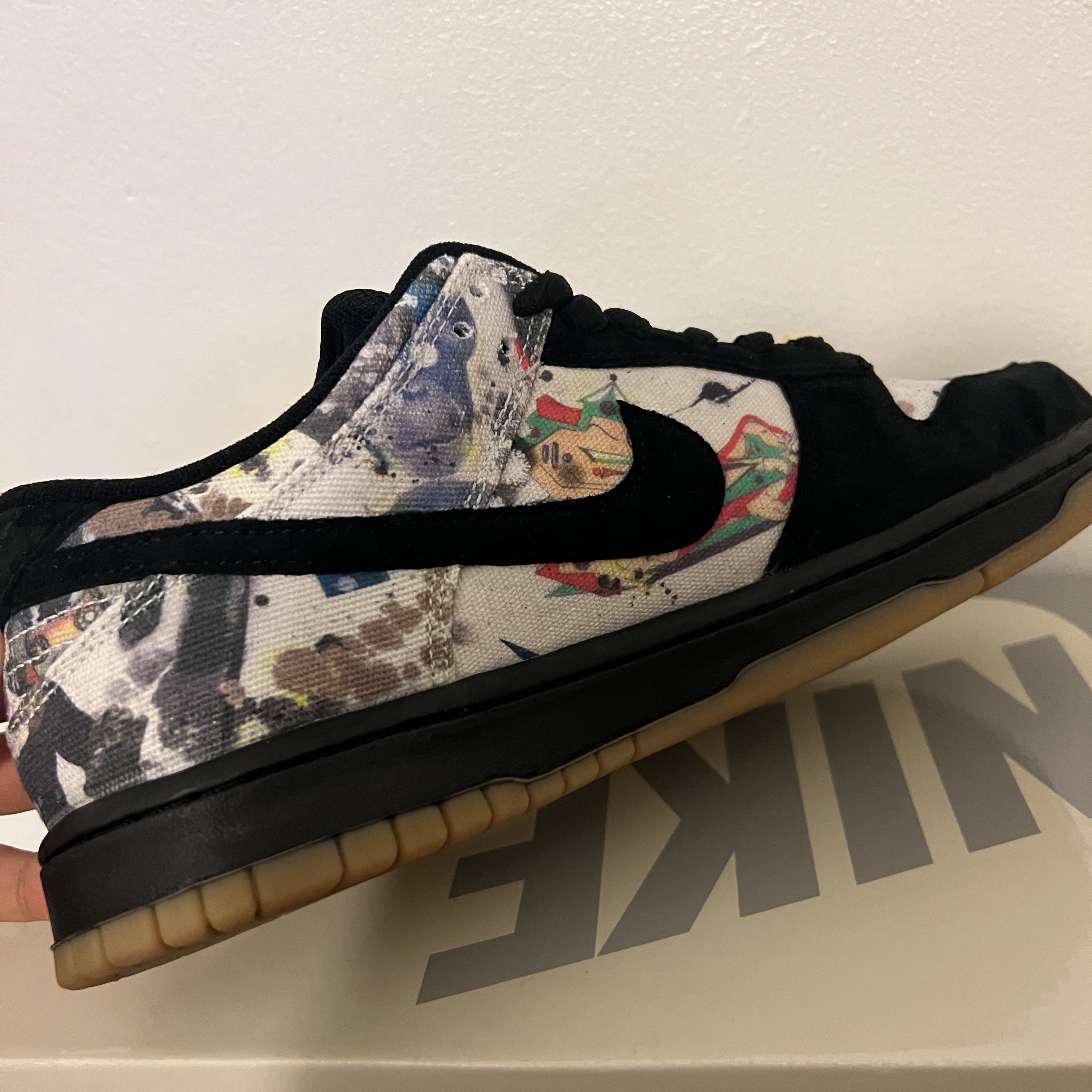 Nike x Supreme SB Dunk Low QS Rammellzee Black 착용 스타일