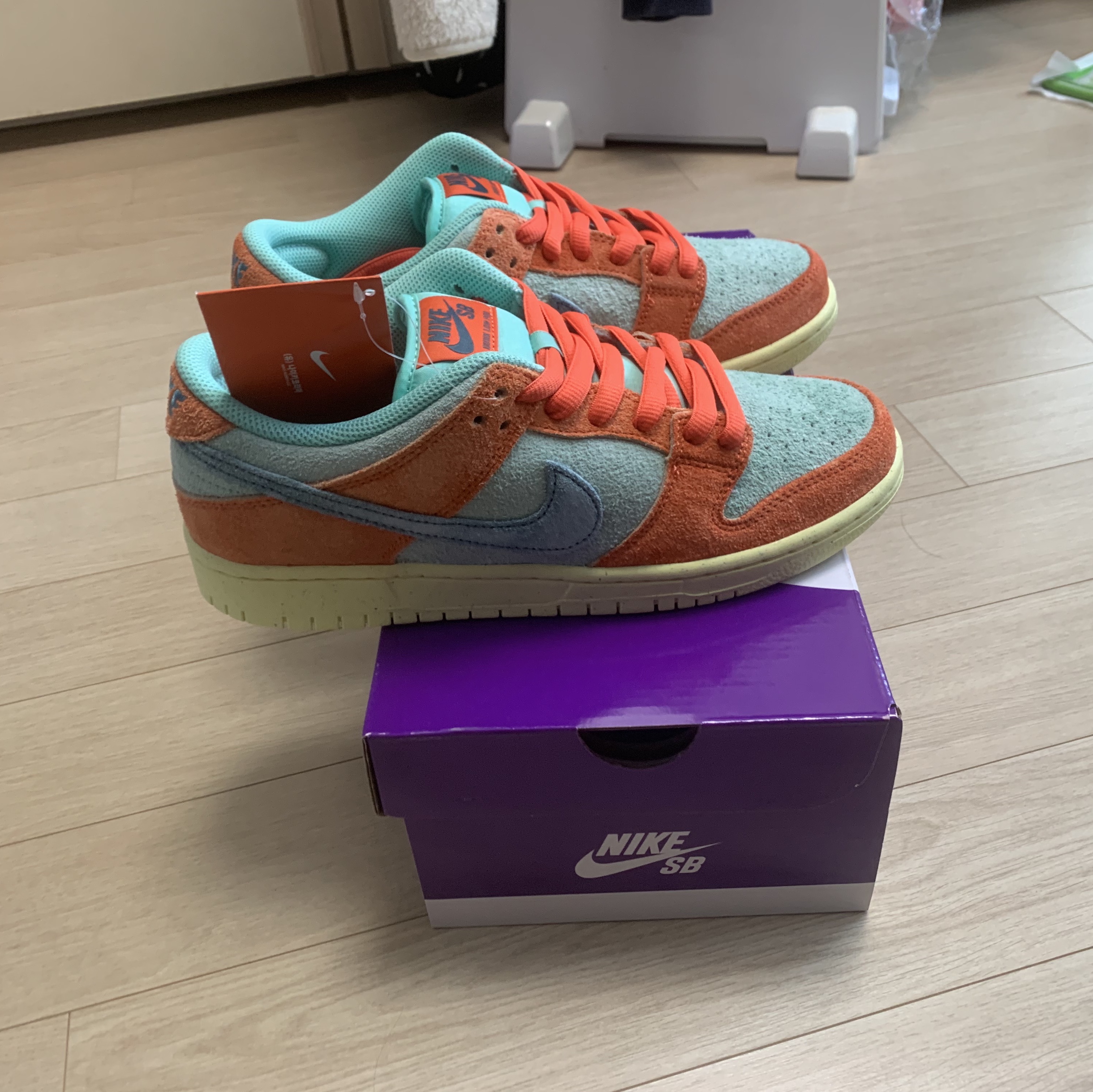 Nike SB Dunk Low Pro Premium Orange and Emerald Rise 착용 스타일 - 4