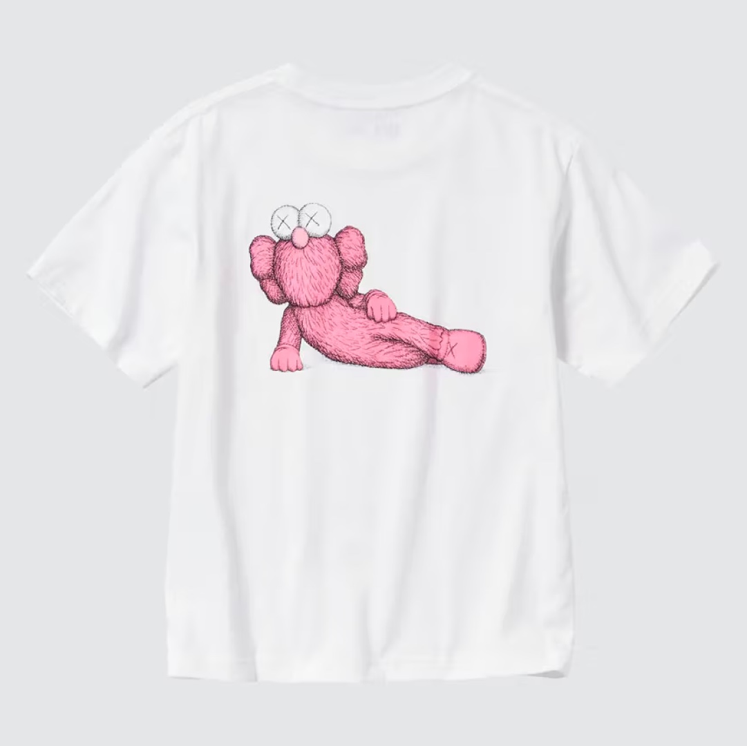 Uniqlo UT x Kaws Short Sleeve Graphic T-Shirt Black 착용 스타일 - 4