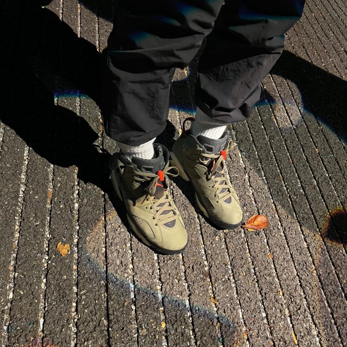 Jordan 6 x Travis Scott Retro Olive 착용 스타일 - 1