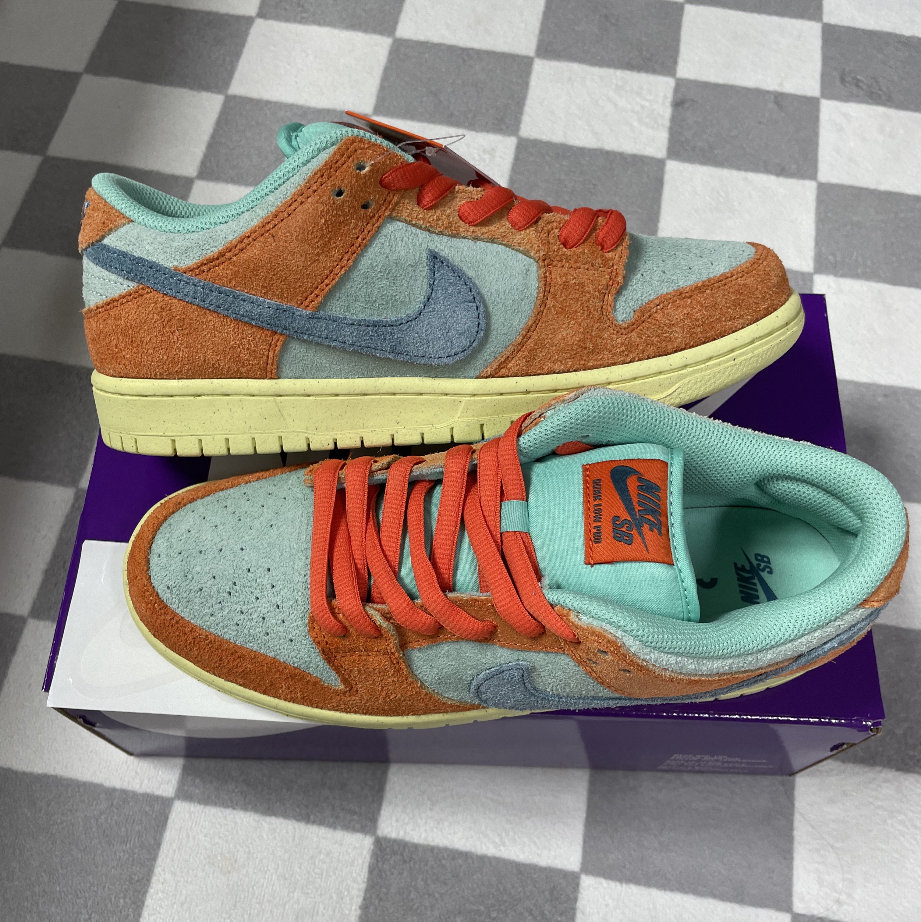 Nike SB Dunk Low Pro Premium Orange and Emerald Rise 착용 스타일 - 2