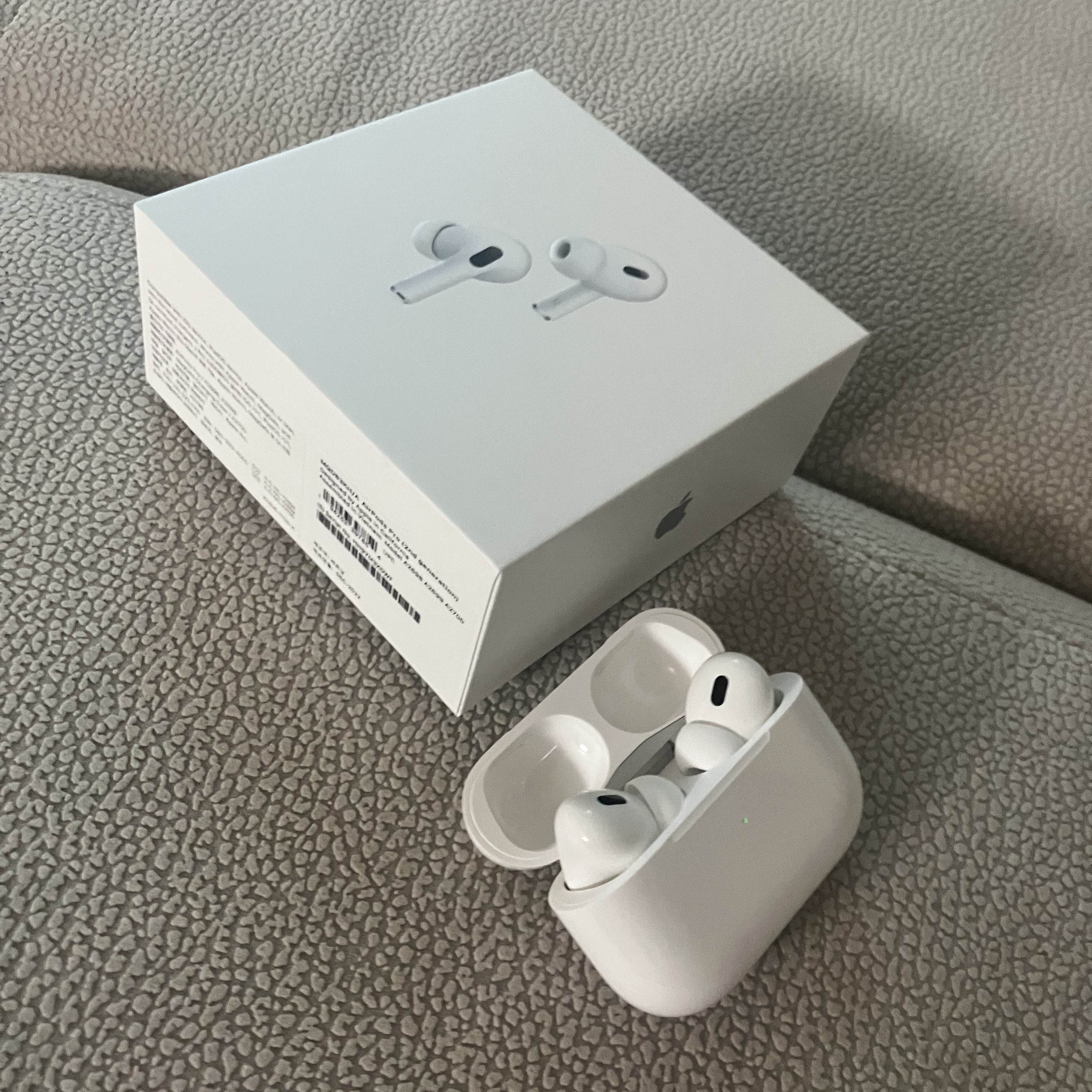 Apple AirPods Pro 2nd Gen (Korean Ver.), Apple Watch SE 40mm Cellular Space Gray Aluminum Case with Sport Band Midnight (Korean Ver.) 착용 스타일