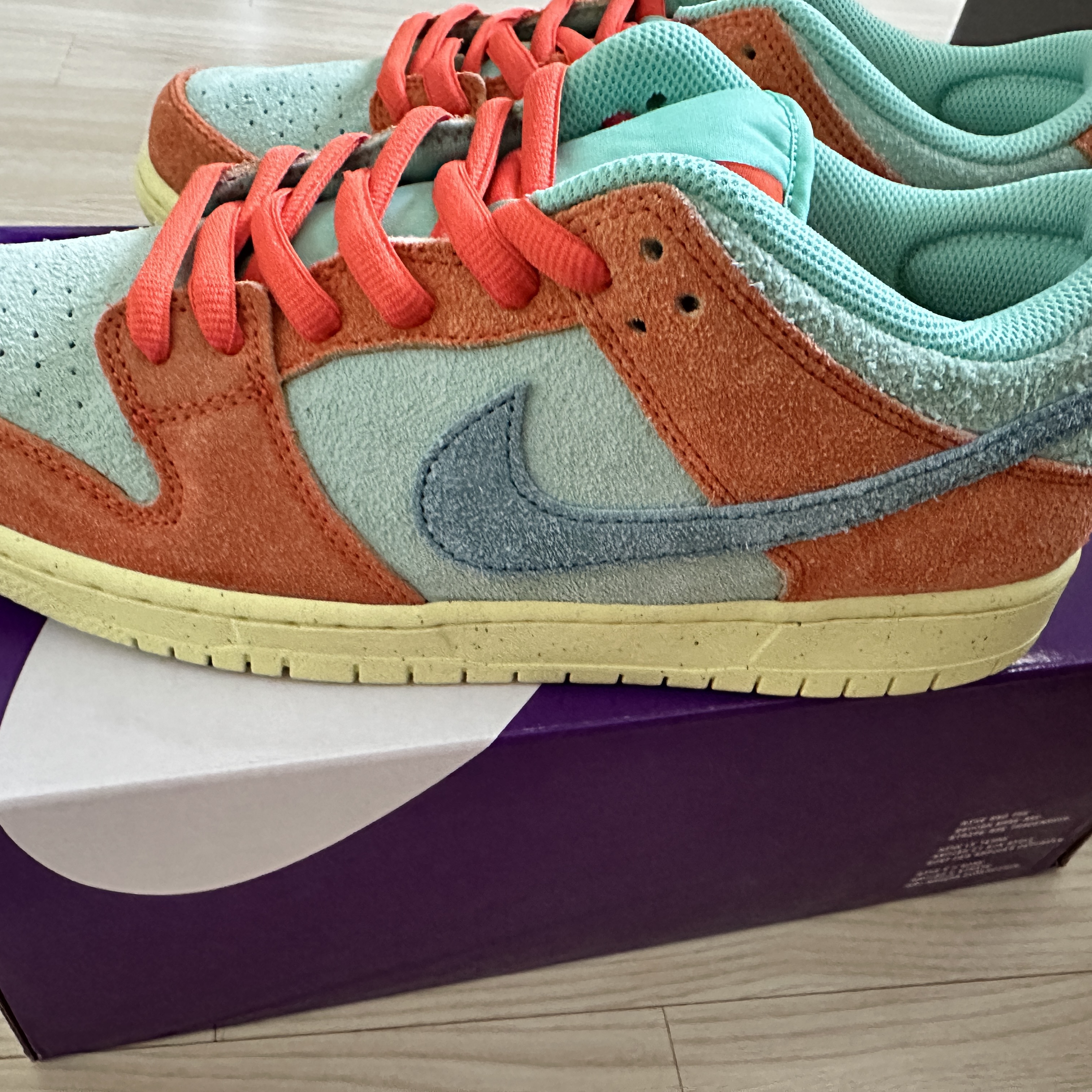 Nike SB Dunk Low Pro Premium Orange and Emerald Rise 착용 스타일 - 4