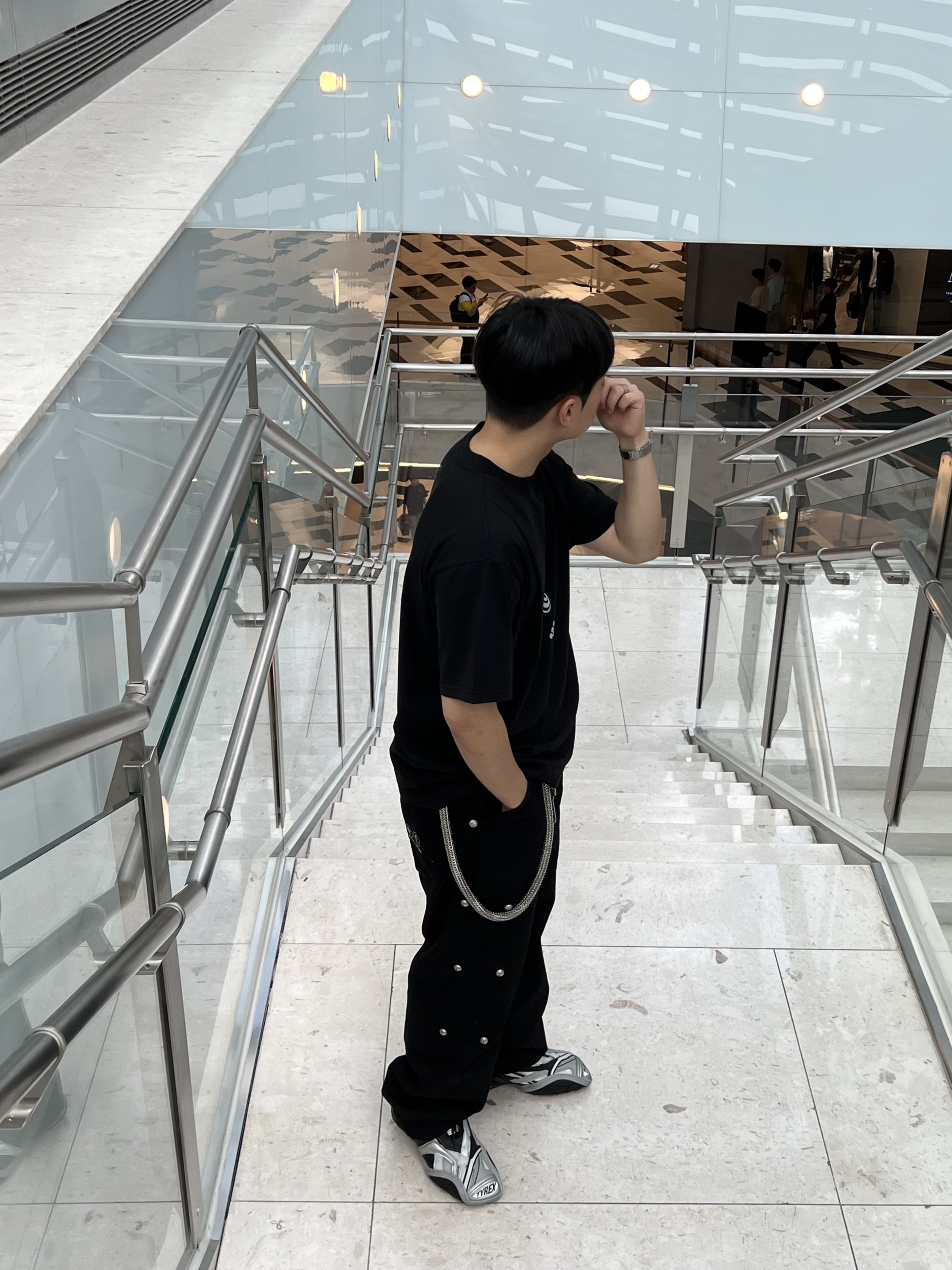 Balenciaga Tyrex Sneakers Black Grey 착용 스타일 - 2