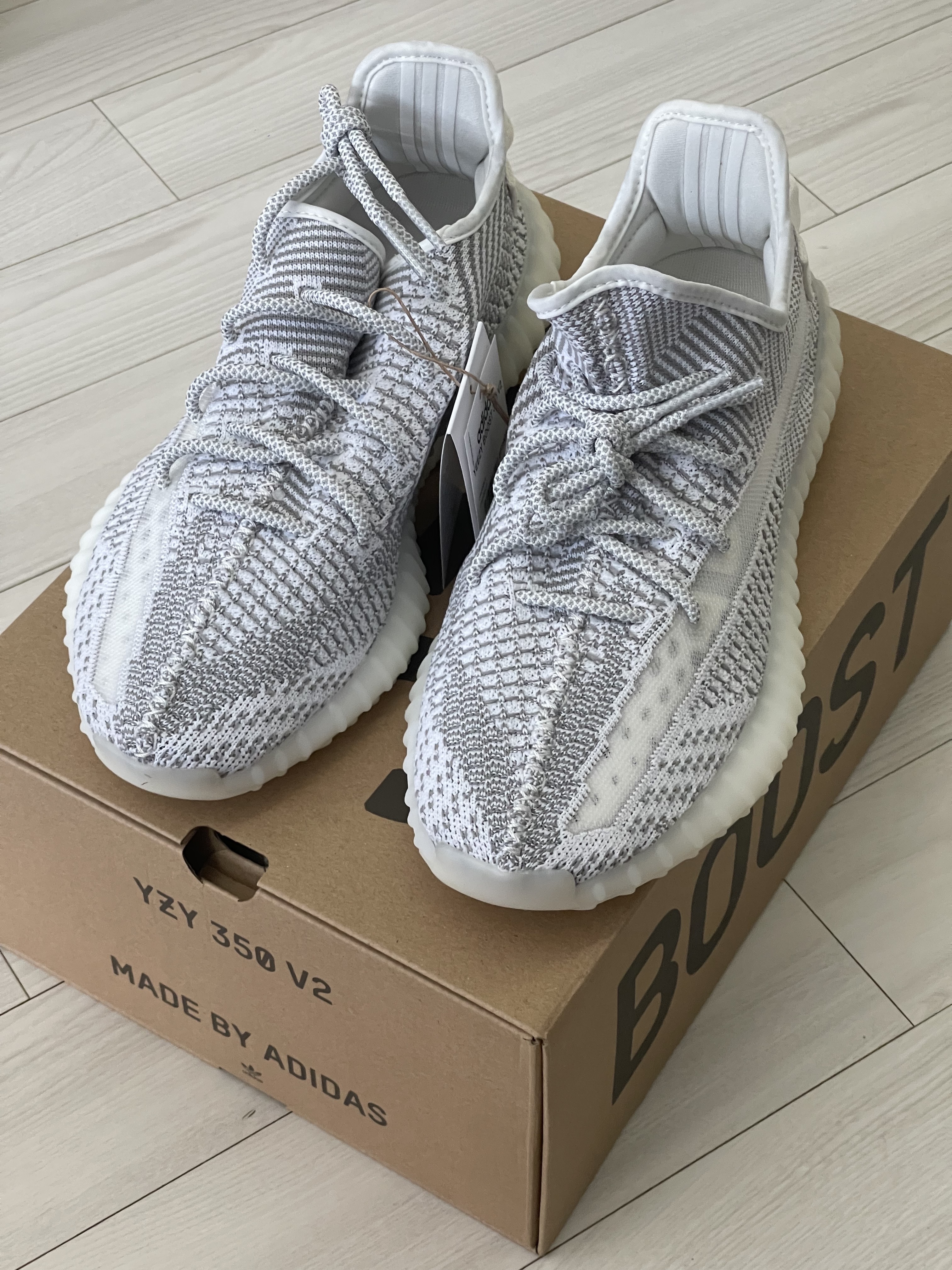 Adidas Yeezy Boost 350 V2 Static 2023, Adidas Yeezy Boost 350 V2 MX Dark Salt 착용 스타일 - 1