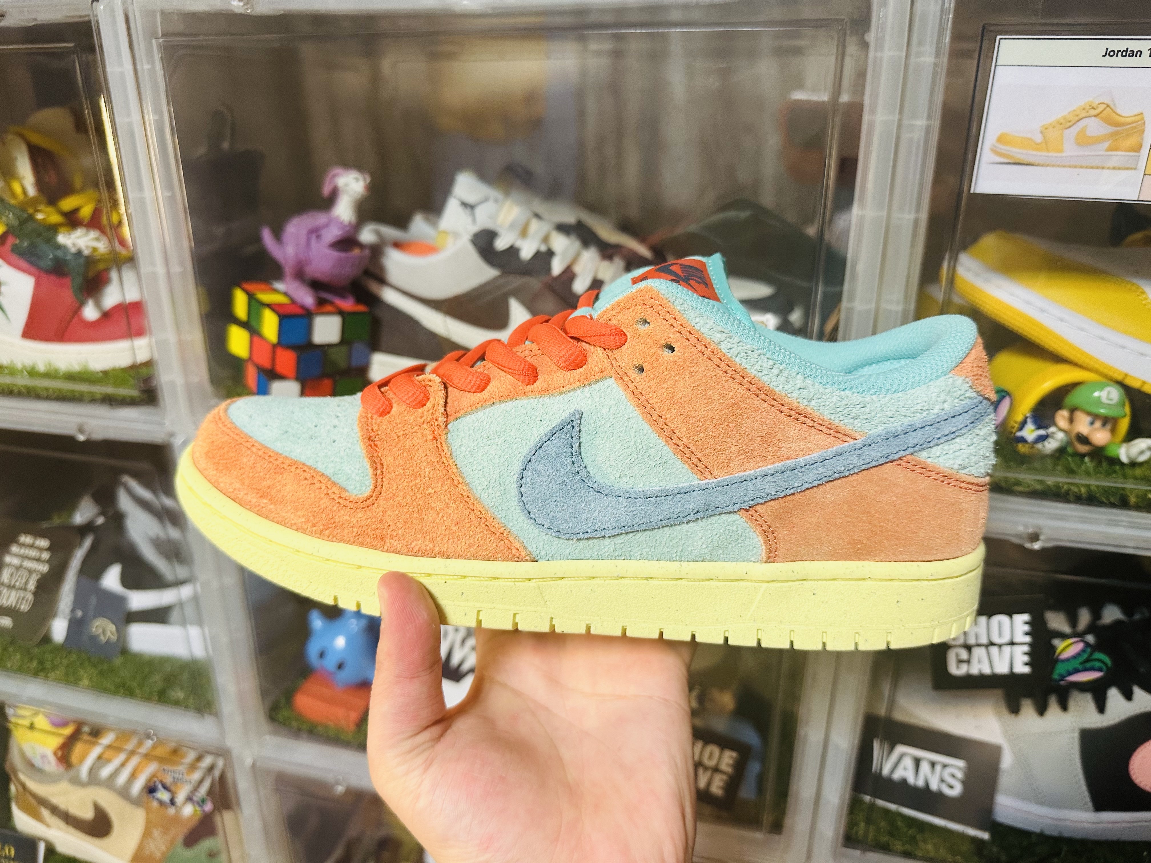 Nike SB Dunk Low Pro Premium Orange and Emerald Rise 착용 스타일 - 3