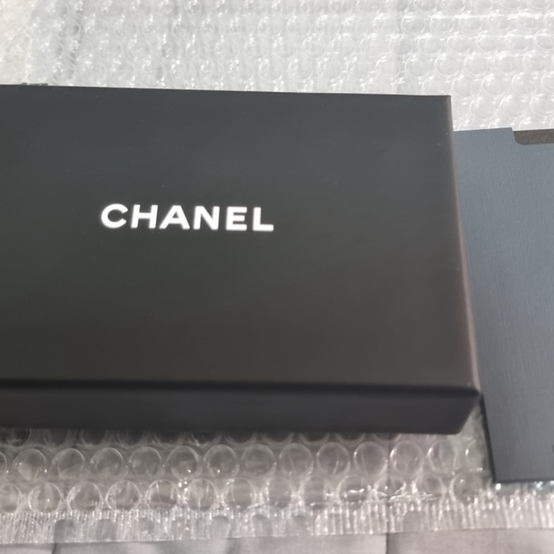 Chanel Classic Card Holder Grained Calfskin & Silver Black 착용 스타일