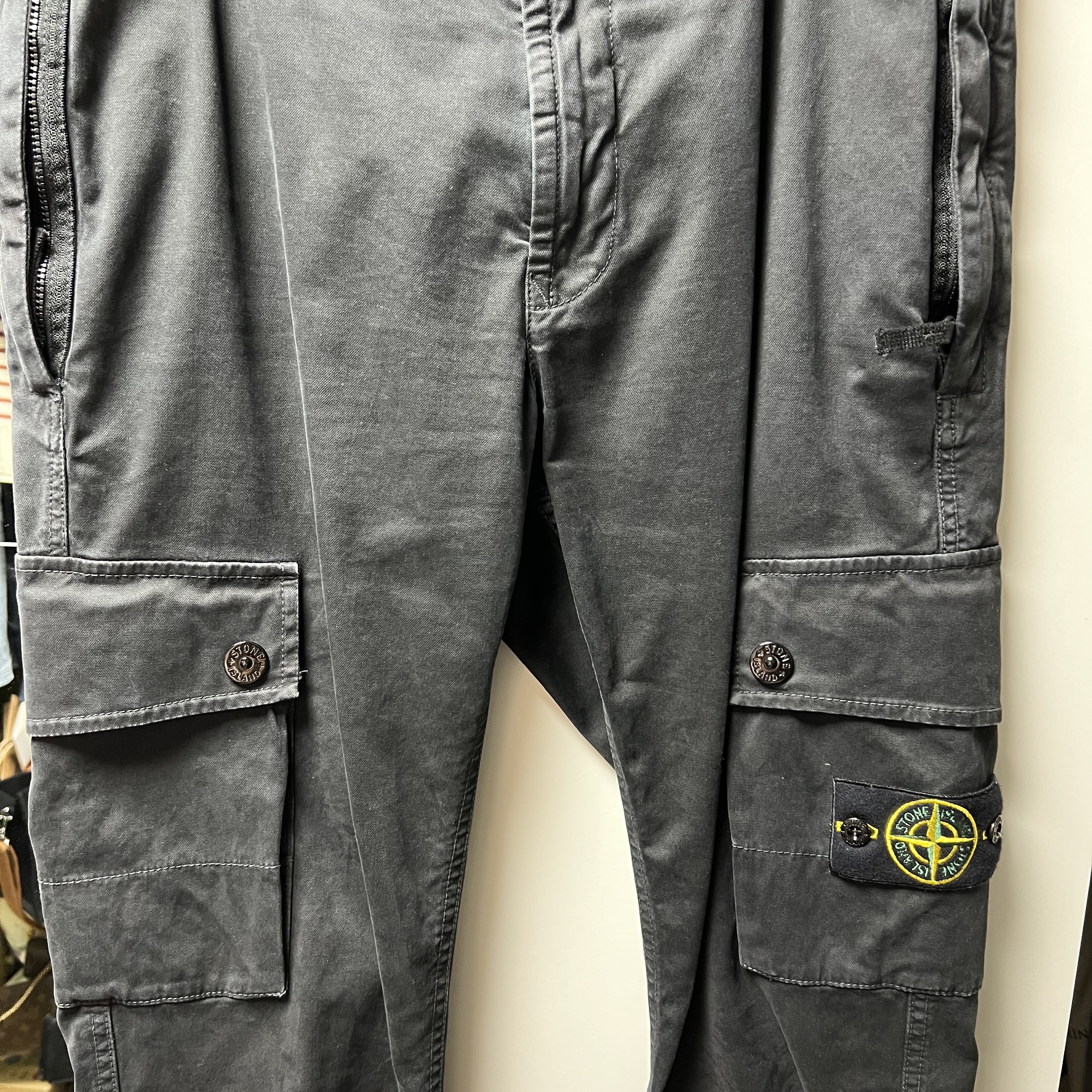 Stone Island 303L1 Compass Patch Cargo Pants Black - 22FW 착용 스타일