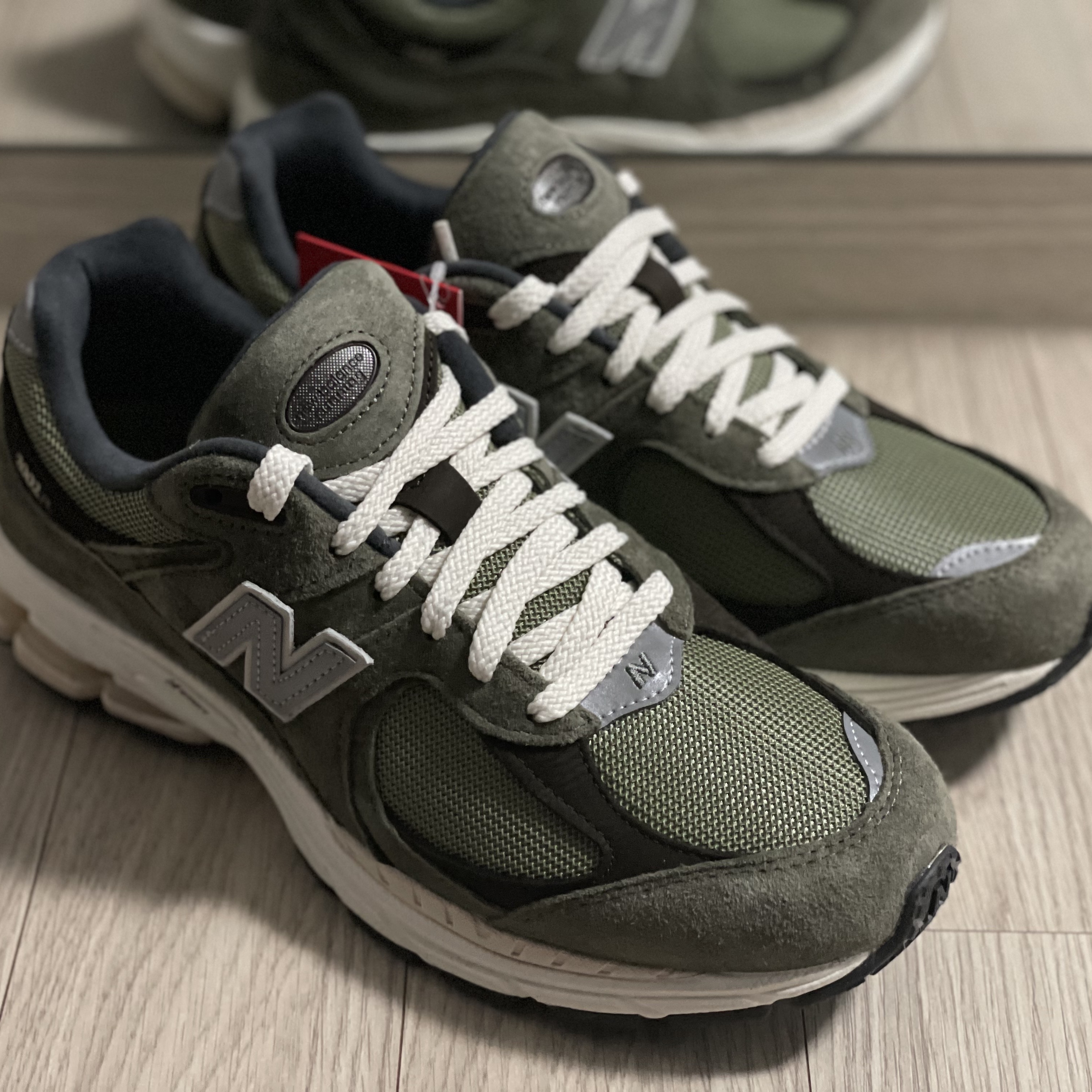 New Balance 2002R Special Vintage Khaki 착용 스타일 - 2