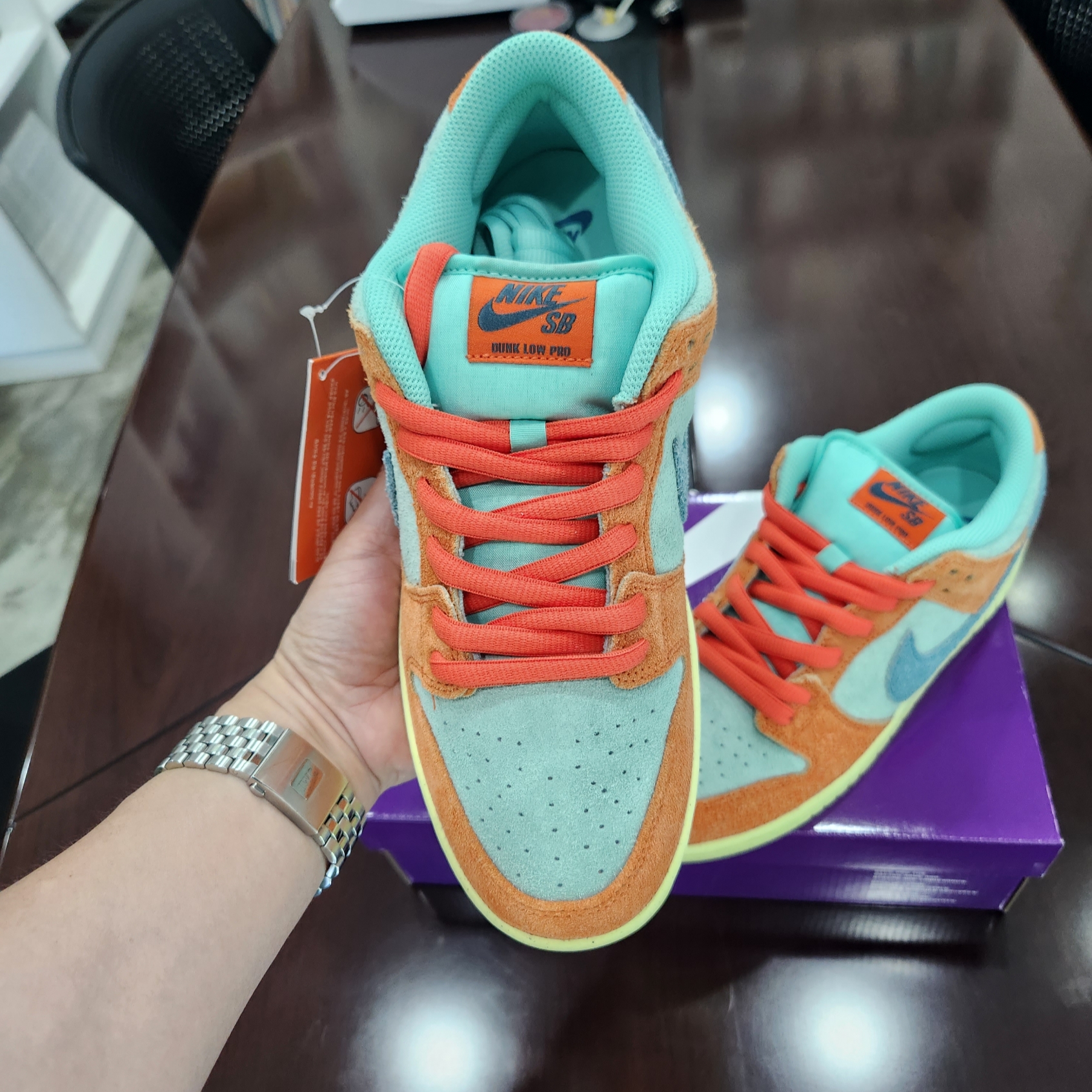 Nike SB Dunk Low Pro Premium Orange and Emerald Rise 착용 스타일 - 2