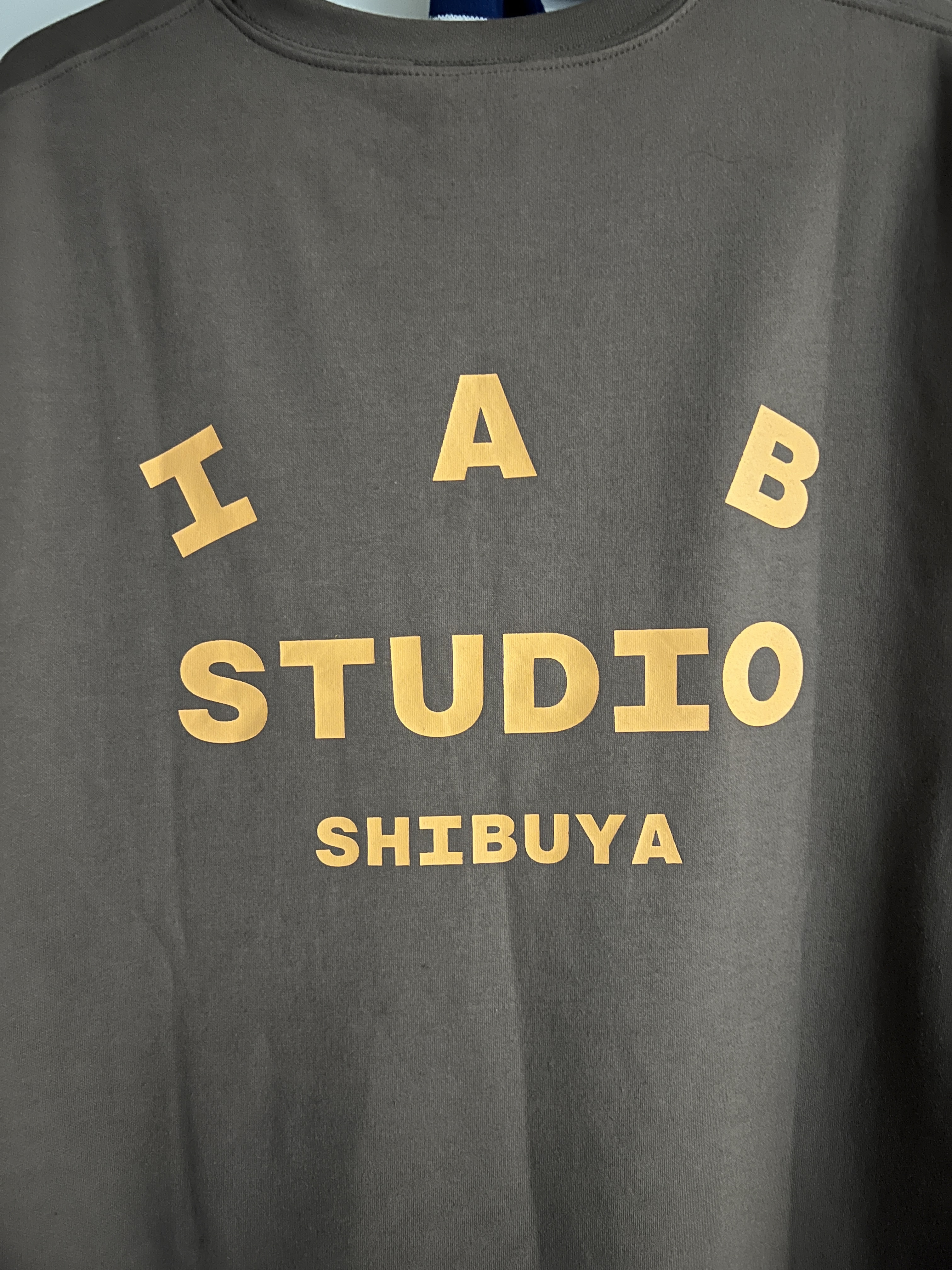 IAB Studio T-Shirt Choco - Shibuya Exclusive, Maison Mihara Yasuhiro Peterson OG Sole Canvas Low Sneakers Black 착용 스타일 - 1