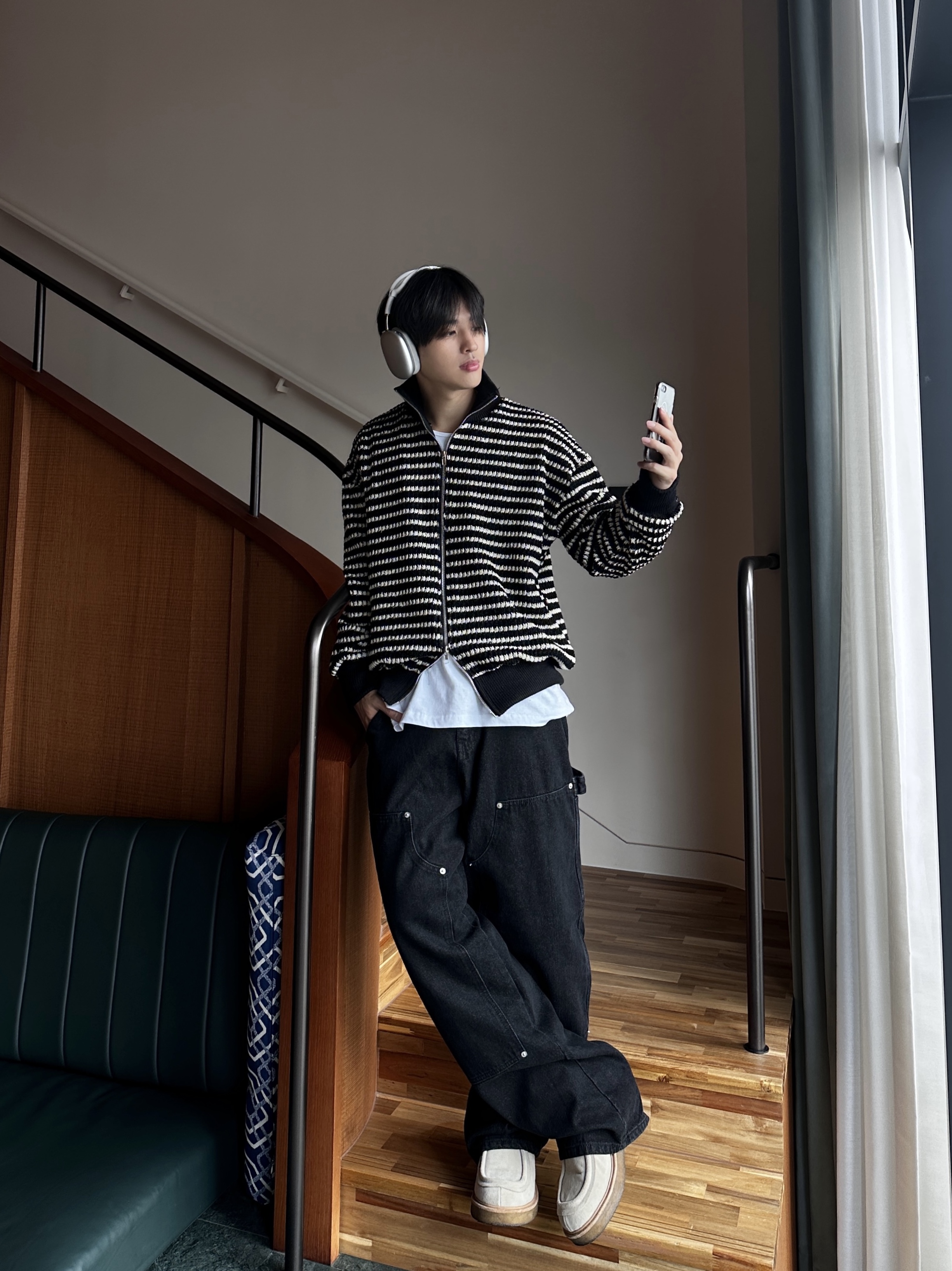 Apple AirPods Max Lightning Silver (Korean Ver.), Gentle Monster x Maison Margiela MM004 Black Black 착용 스타일 - 4