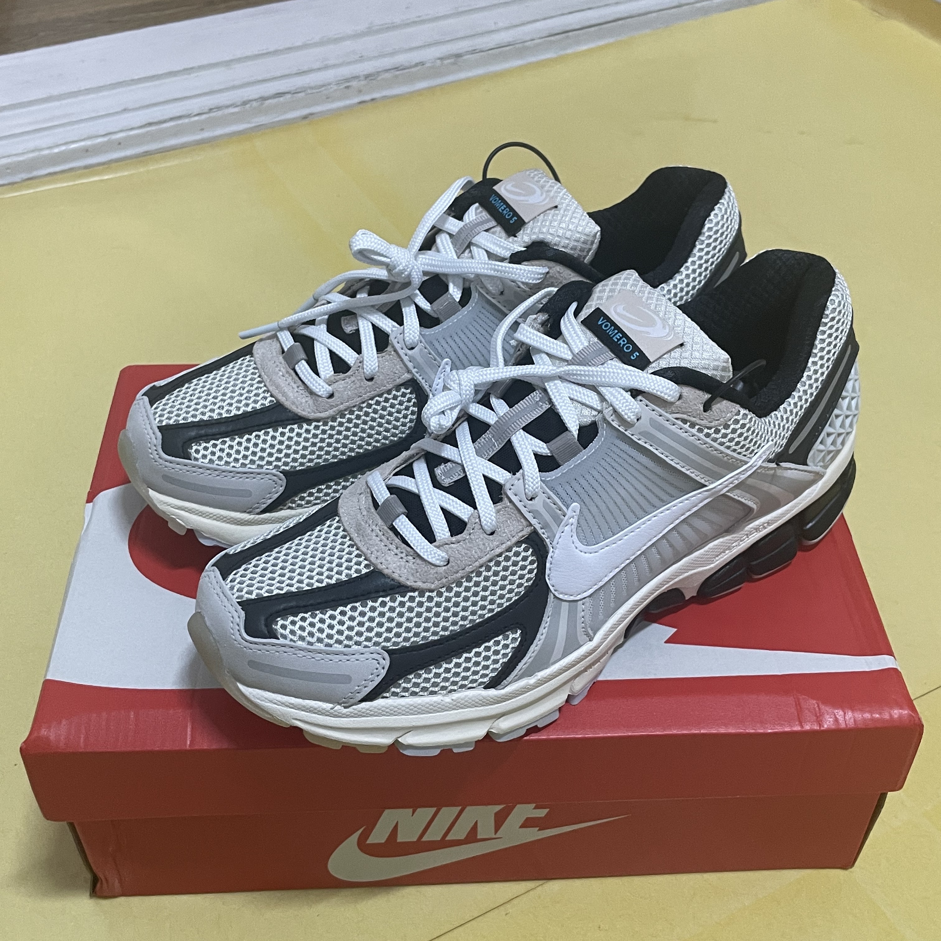 Nike Zoom Vomero 5 Light Bone and Black 착용 스타일 - 3