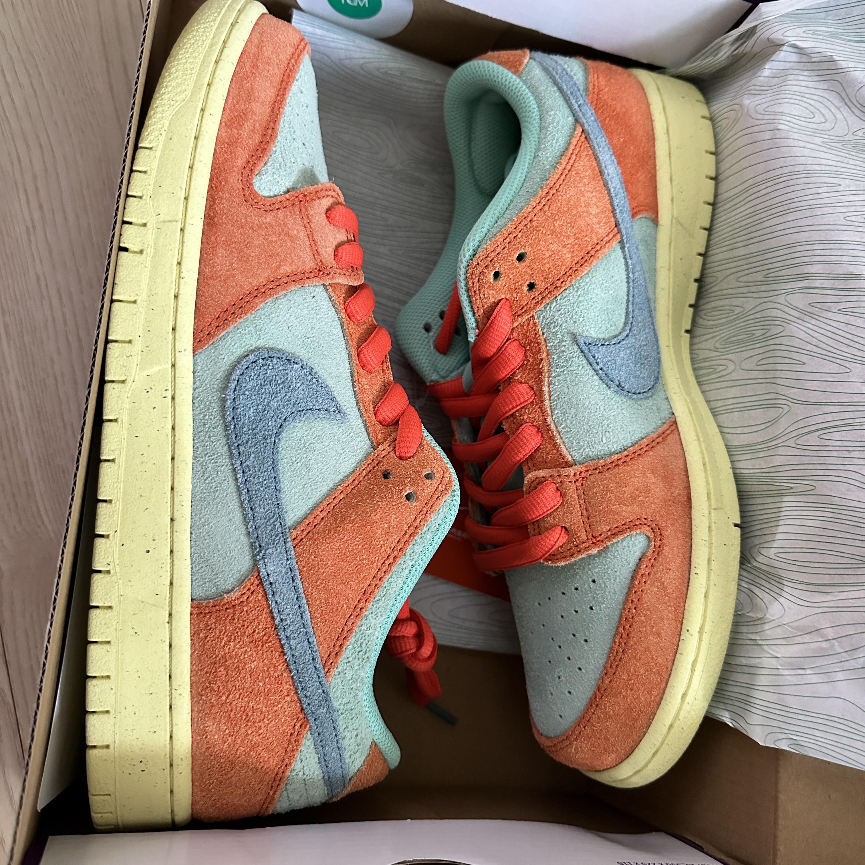 Nike SB Dunk Low Pro Premium Orange and Emerald Rise 착용 스타일 - 2