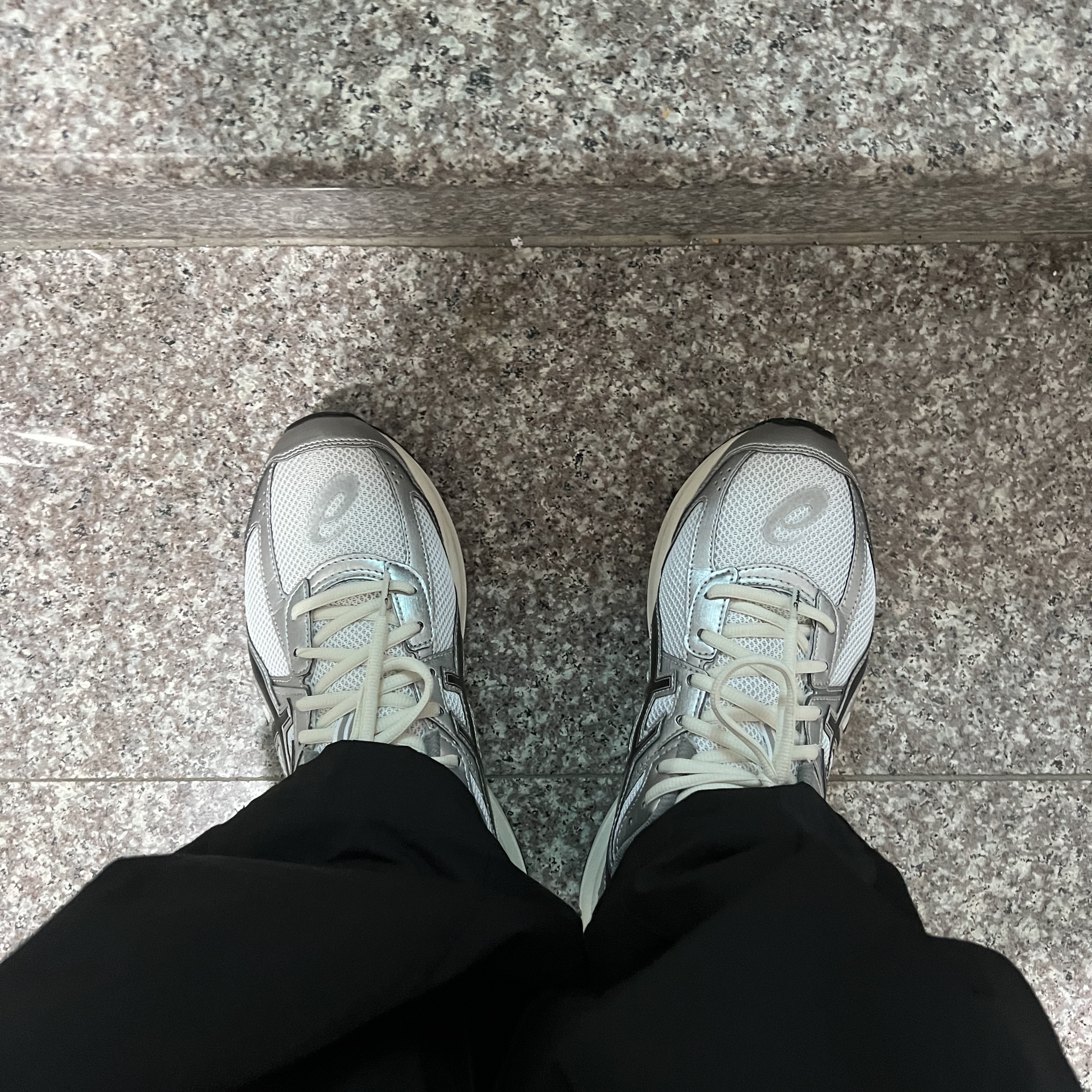 Asics Jog 100 S White Black - 2E Wide 착용 스타일