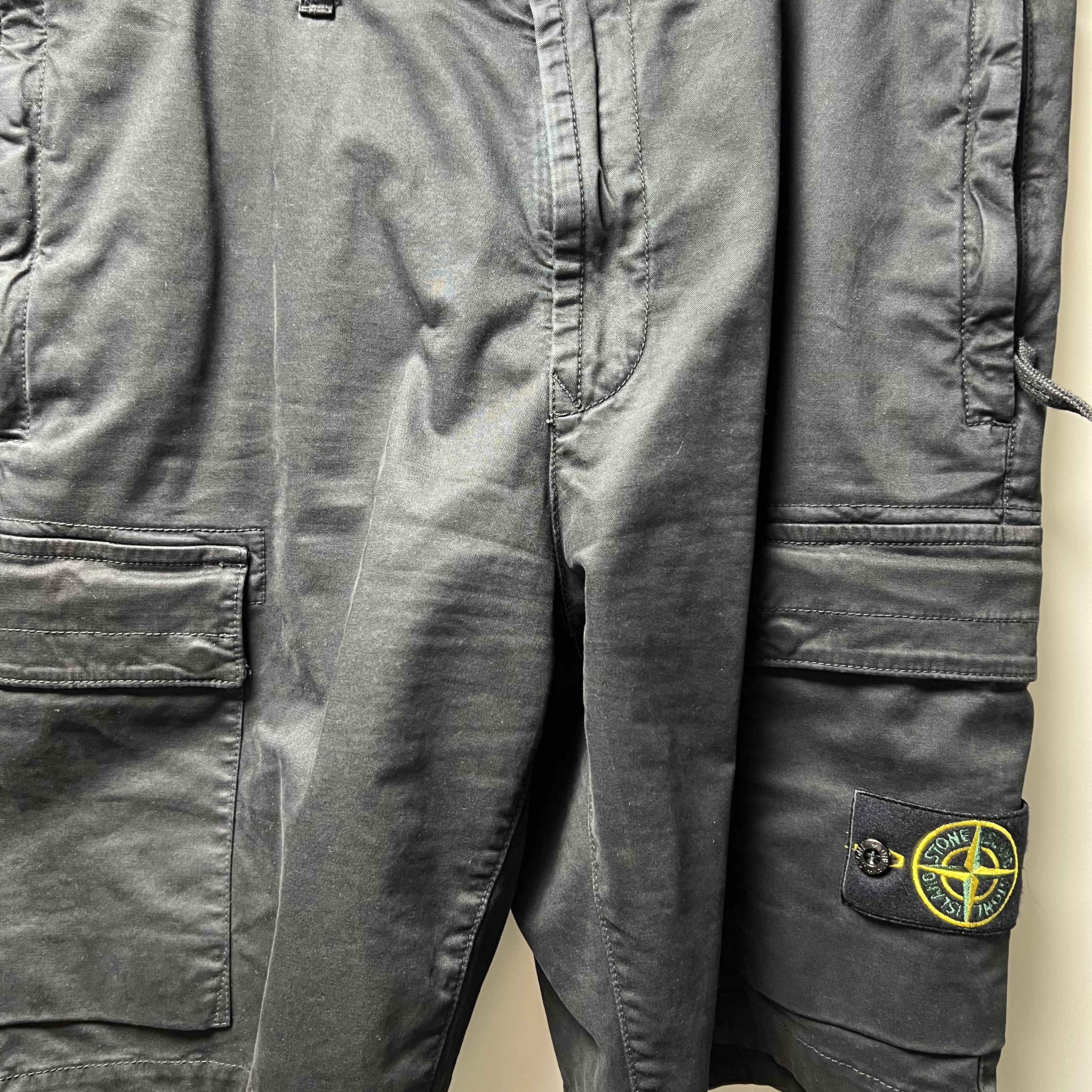 Stone Island L0804 Stretch Broken Twill Garment Dyed Cargo Bermuda Shorts Black - 22SS 착용 스타일