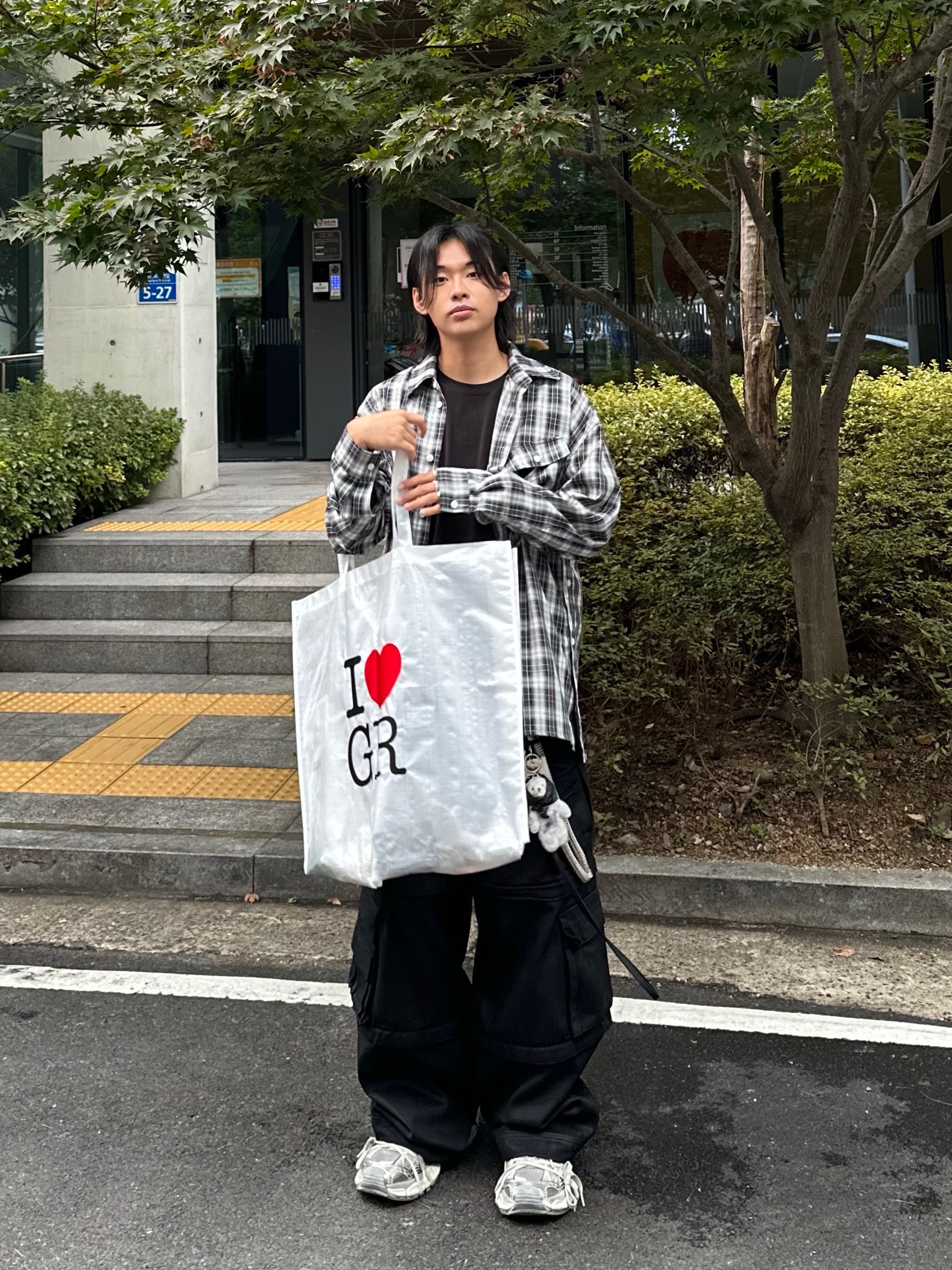 Project G/R Oversized Convertible Cargo Pants Coated Black, Balenciaga 3XL Sneakers Light Beige 착용 스타일 - 4