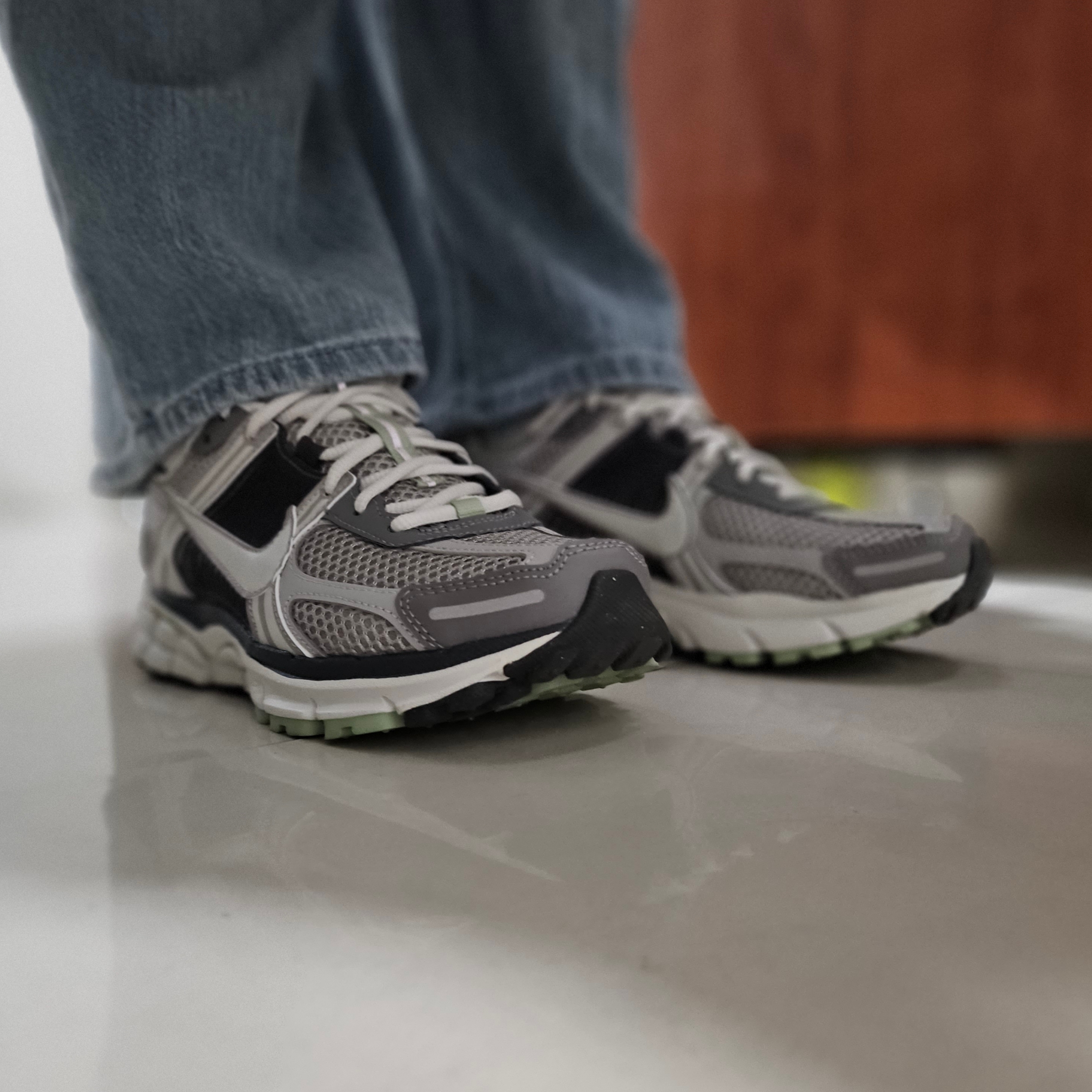 (W) Nike Zoom Vomero 5 Cobblestone and Flat Pewter 착용 스타일