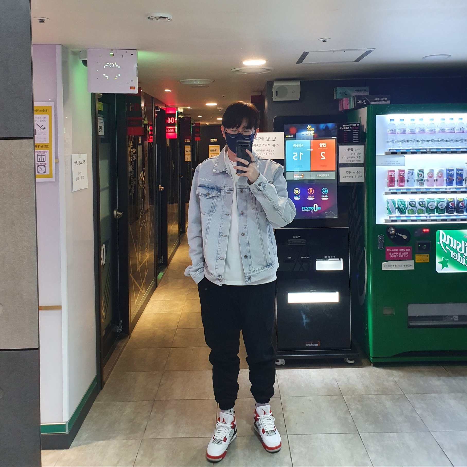 Jordan 4 Retro OG Fire Red 2020, Off-White Diagonal Tab Slim Denim Jacket Bleach Blue White 착용 스타일