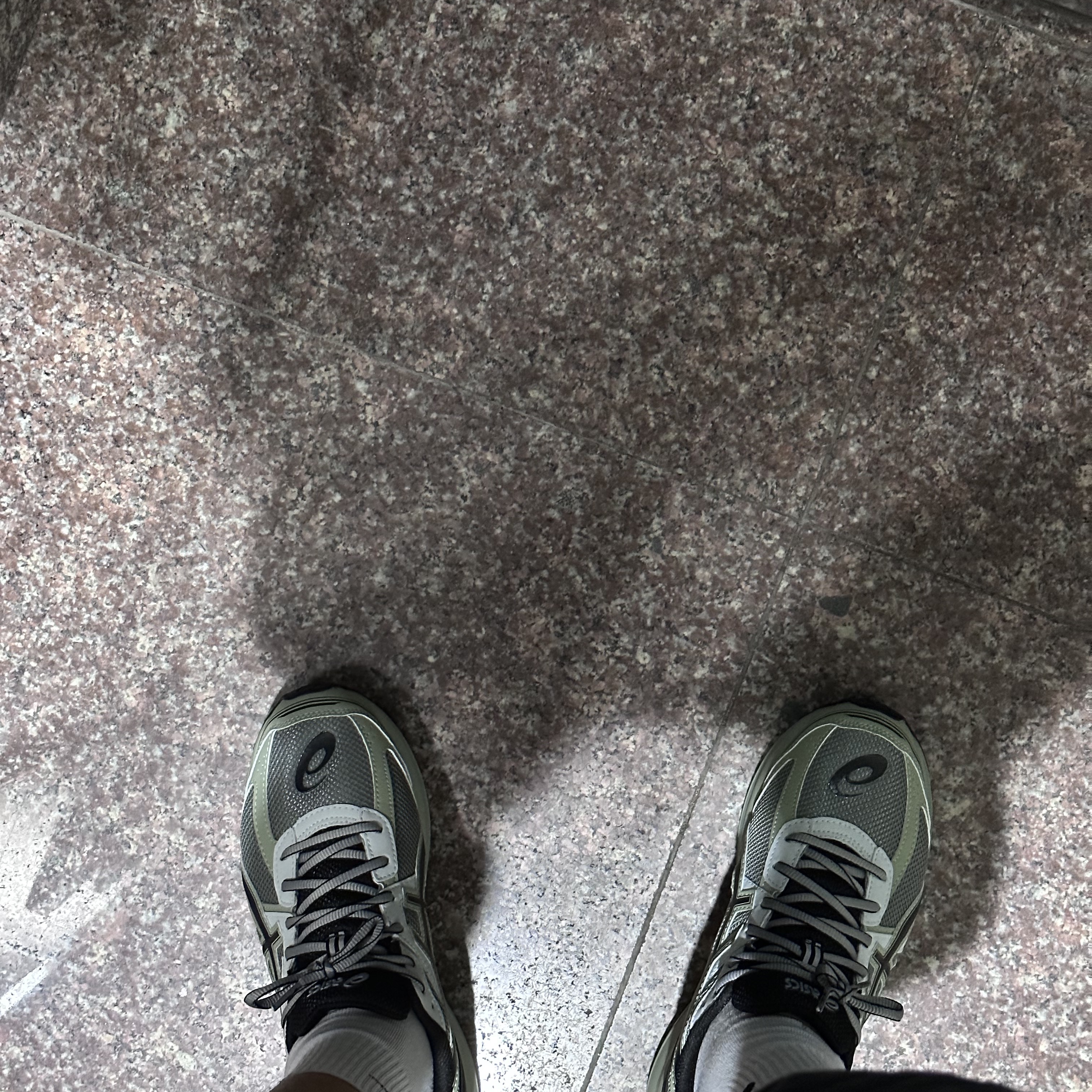 Asics Jog 100 S Sheet Rock - 2E Wide 착용 스타일