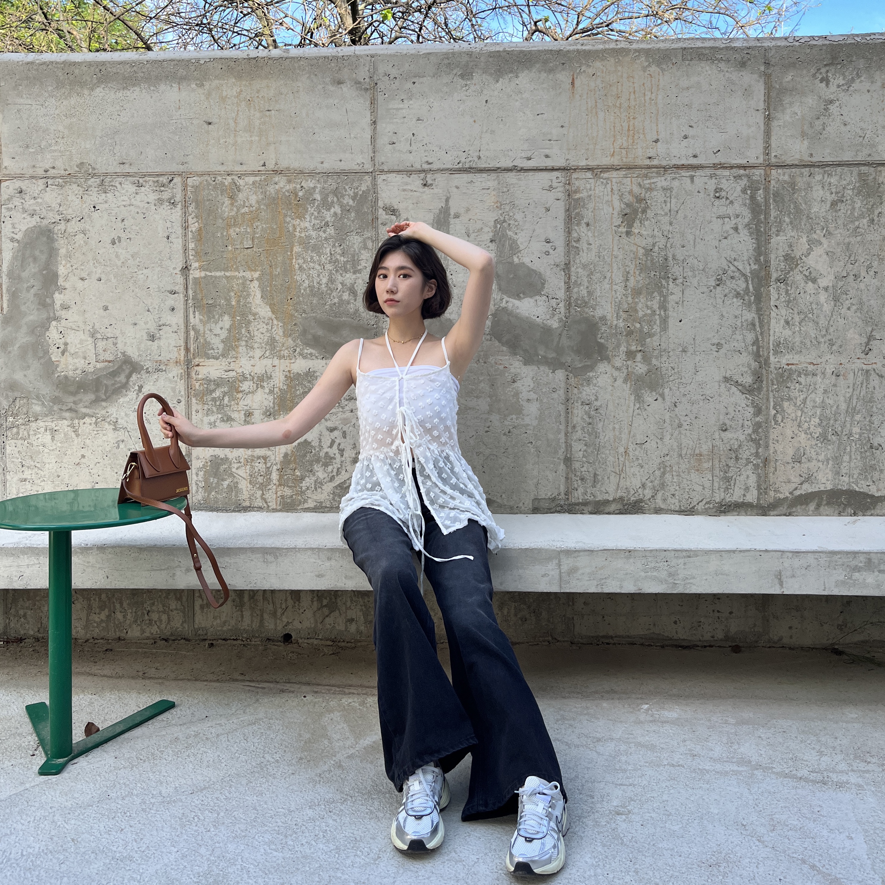 Nike V2K Run Summit White Metallic Silver, Jacquemus Le Chiquito Moyen Signature Handbag Light Brown 착용 스타일 - 2