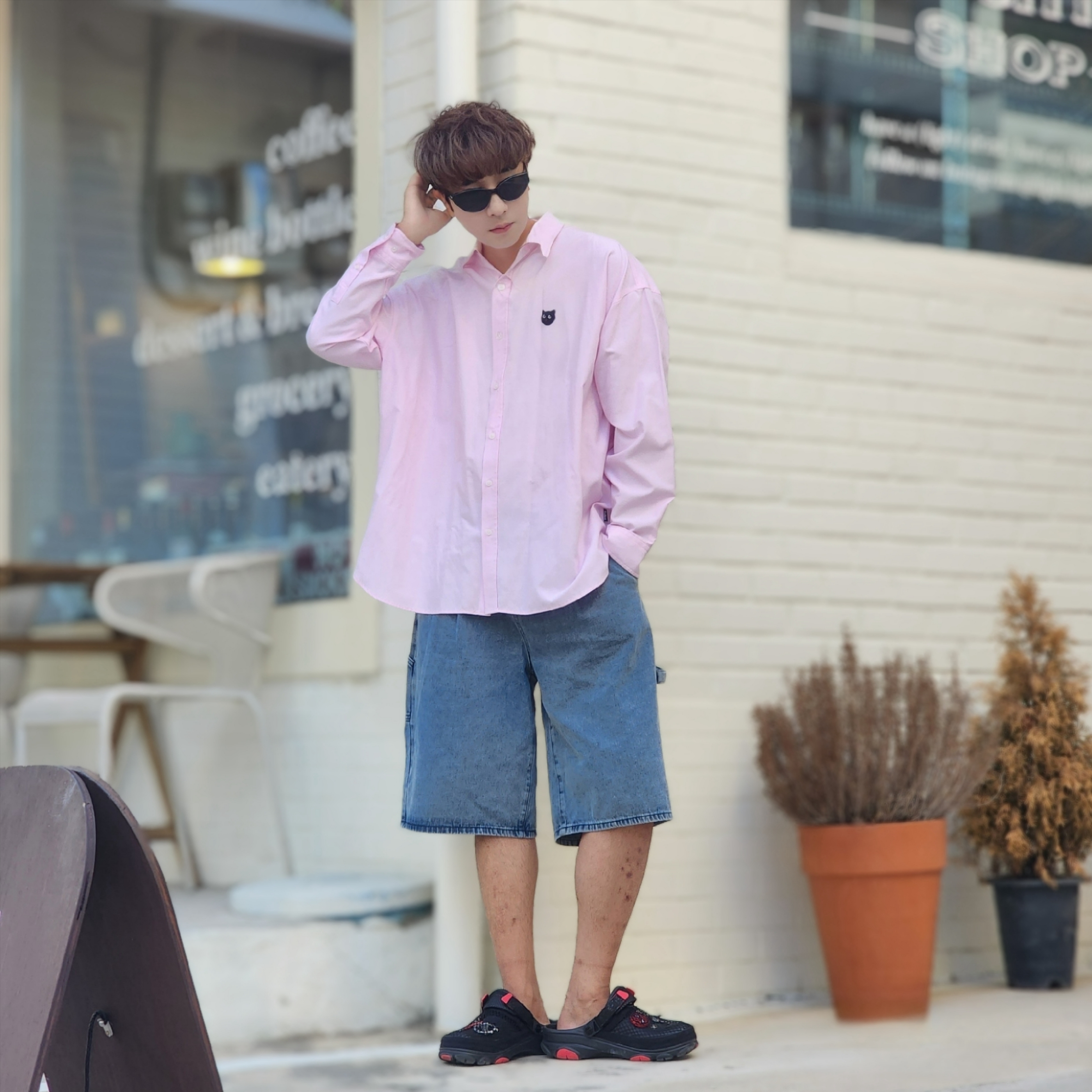 Crocs x Staple Classic All Terrain Clog Black 착용 스타일 - 4