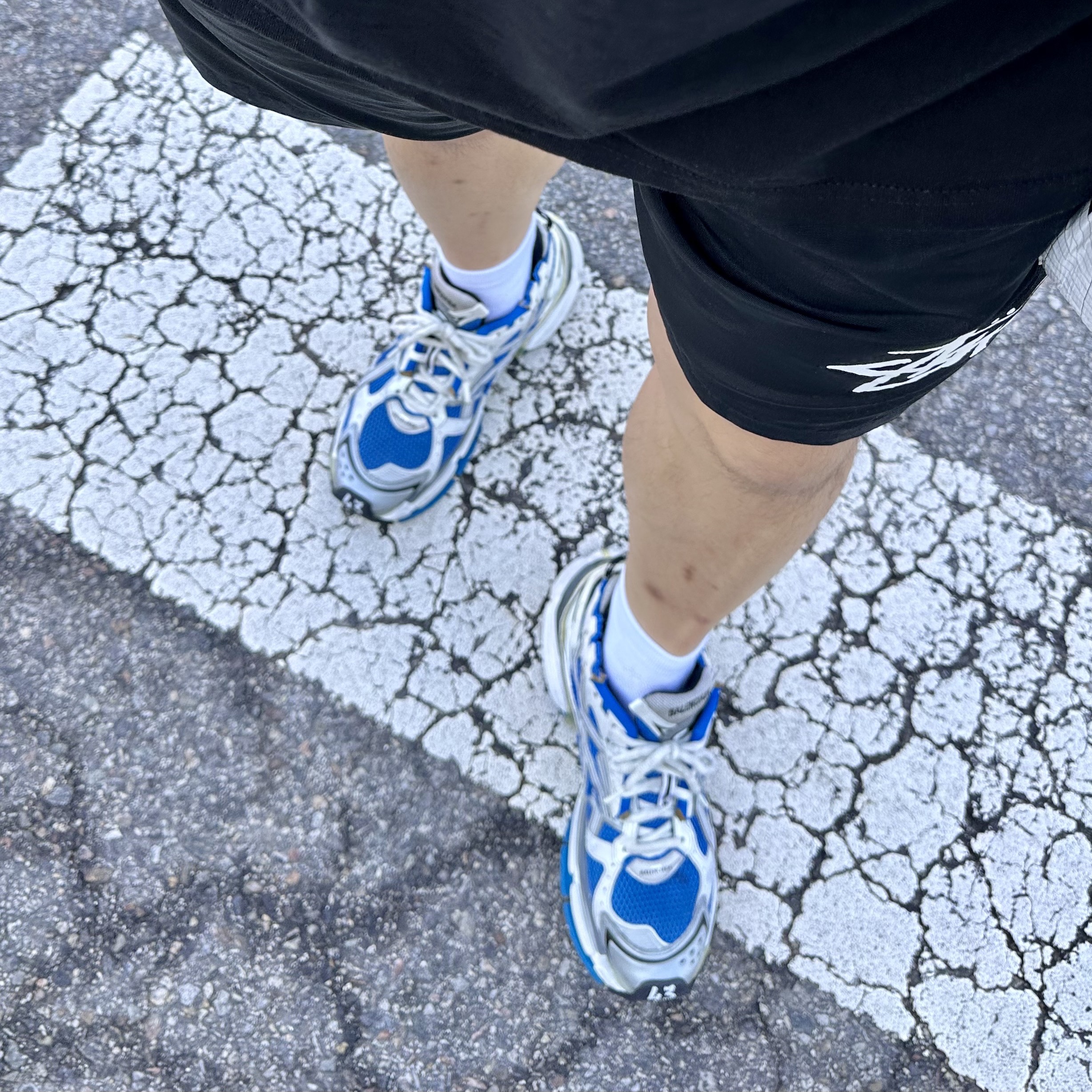 Stussy Diced Out T-Shirt Black, Balenciaga Runner Sneakers Blue White 착용 스타일 - 2