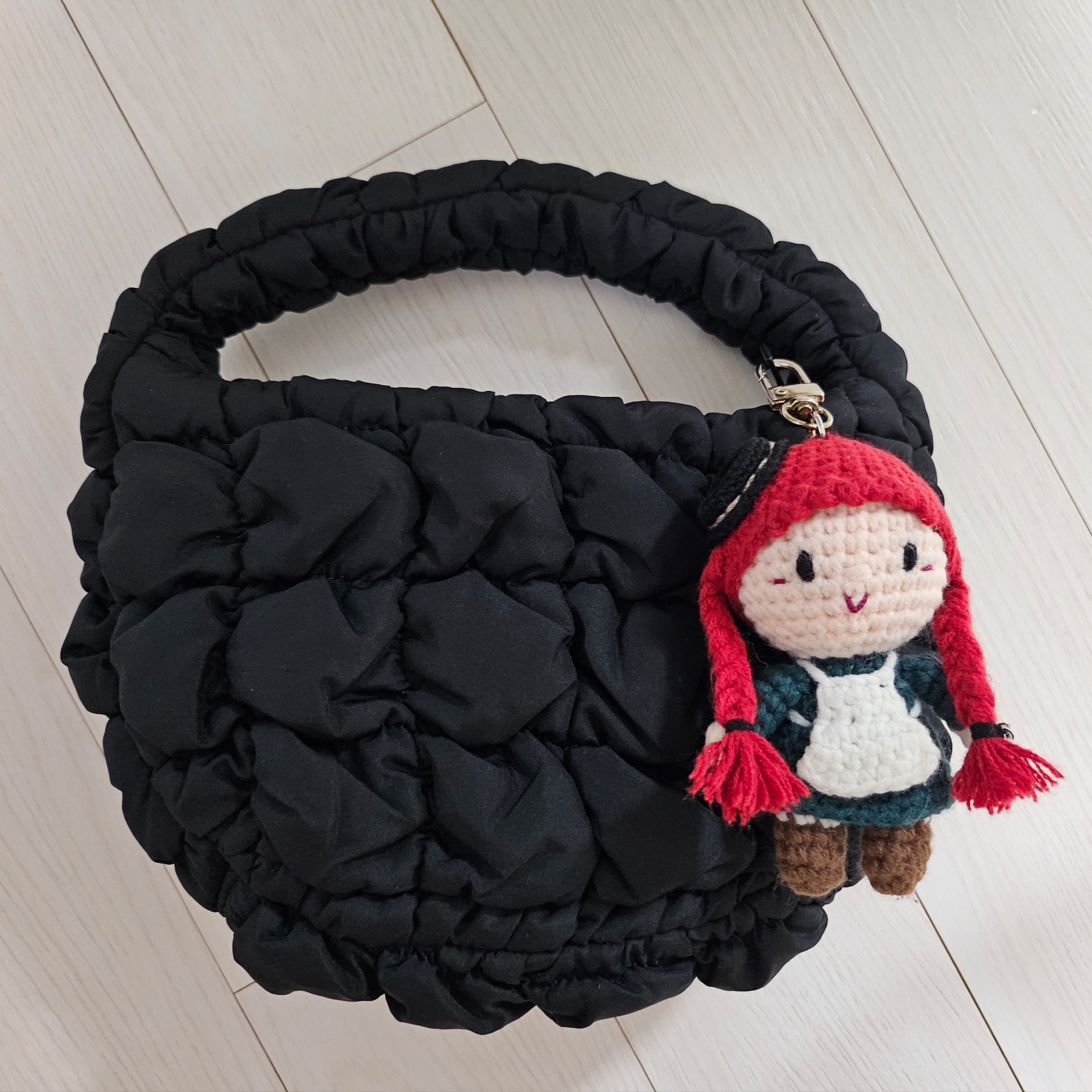 COS Quilted Micro Bag Black 착용 스타일