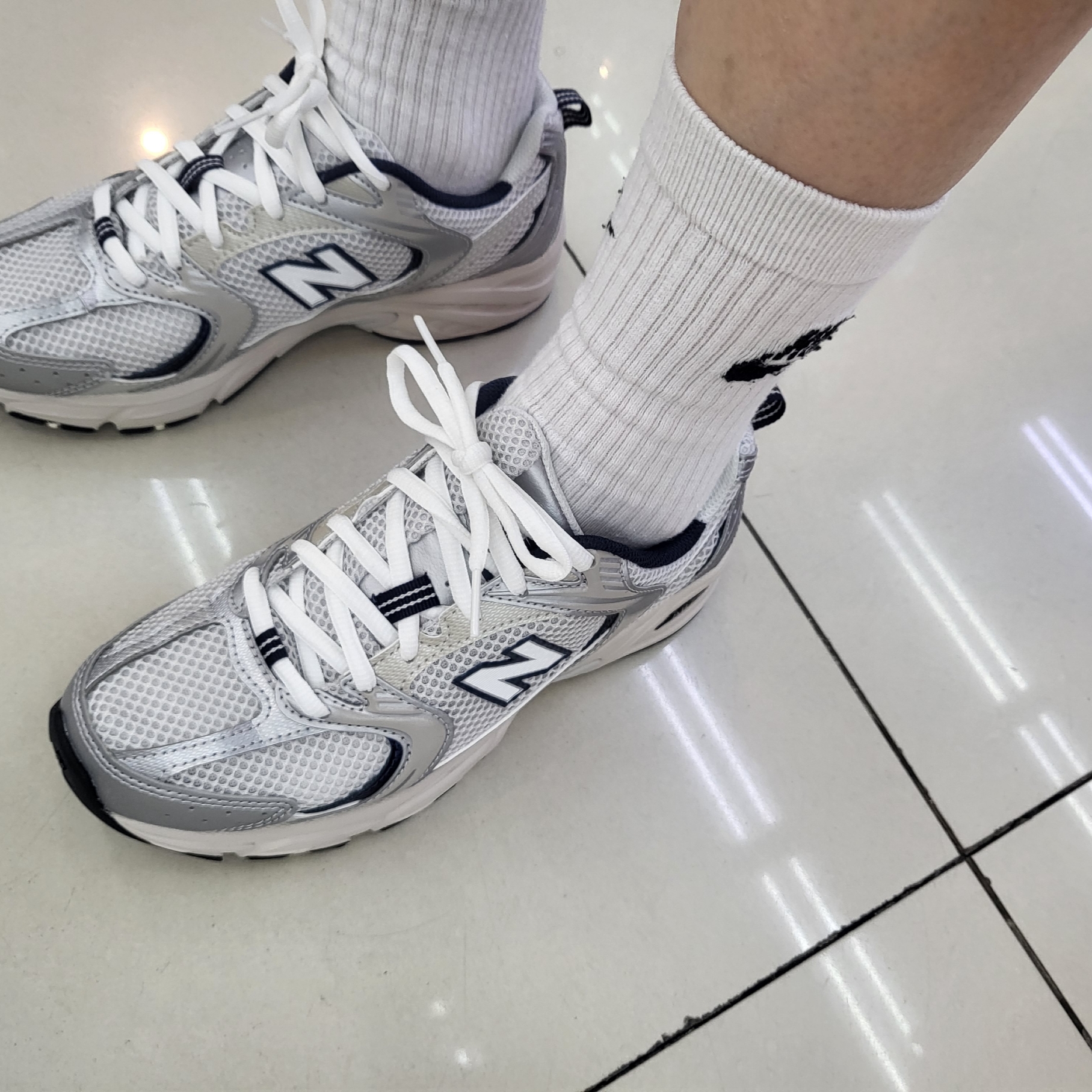 New Balance 530 Steel Grey 착용 스타일 - 1