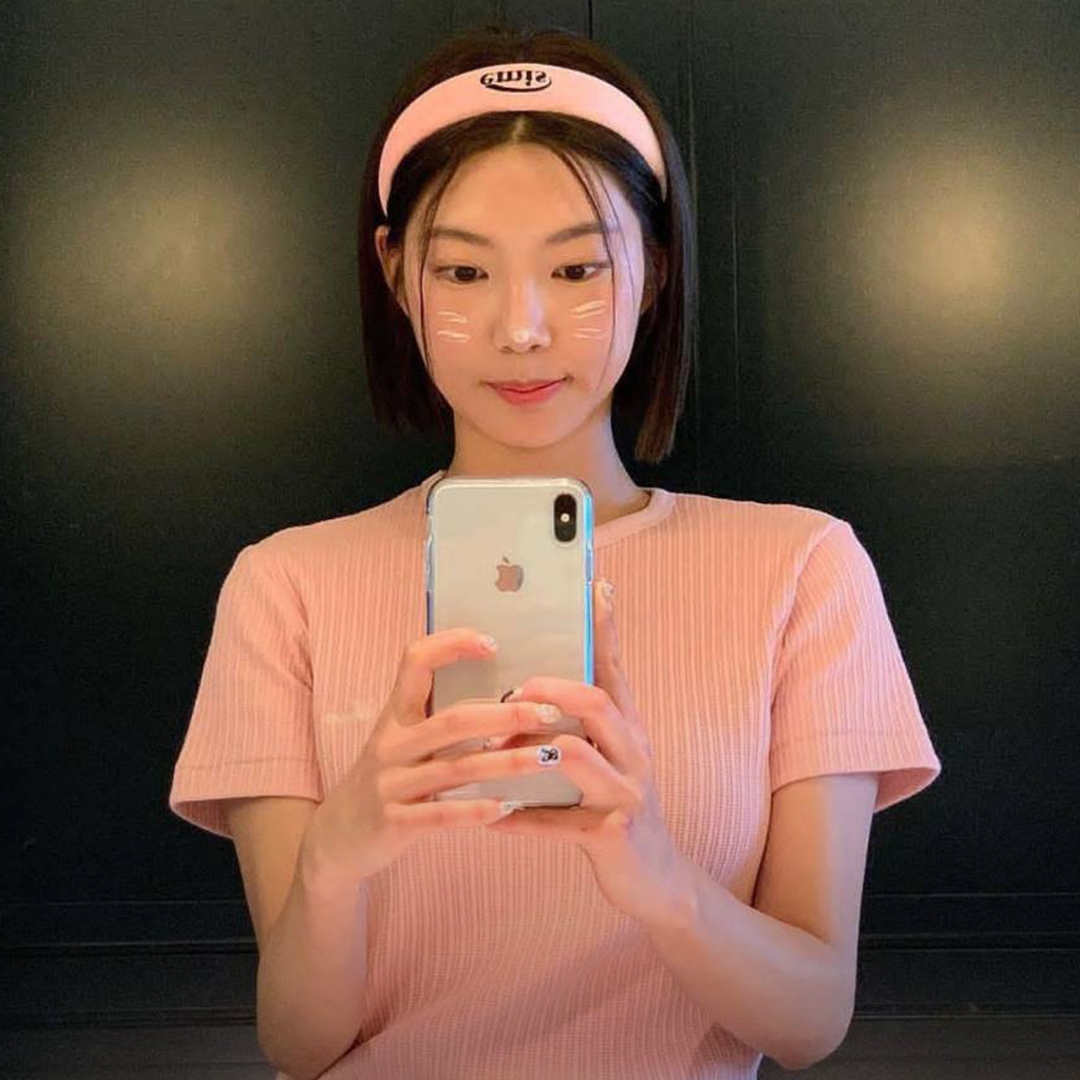 (W) Chanel Headband Velvet & Black, (W) Prada Re-Nylon Headband Black 착용 스타일 - 4