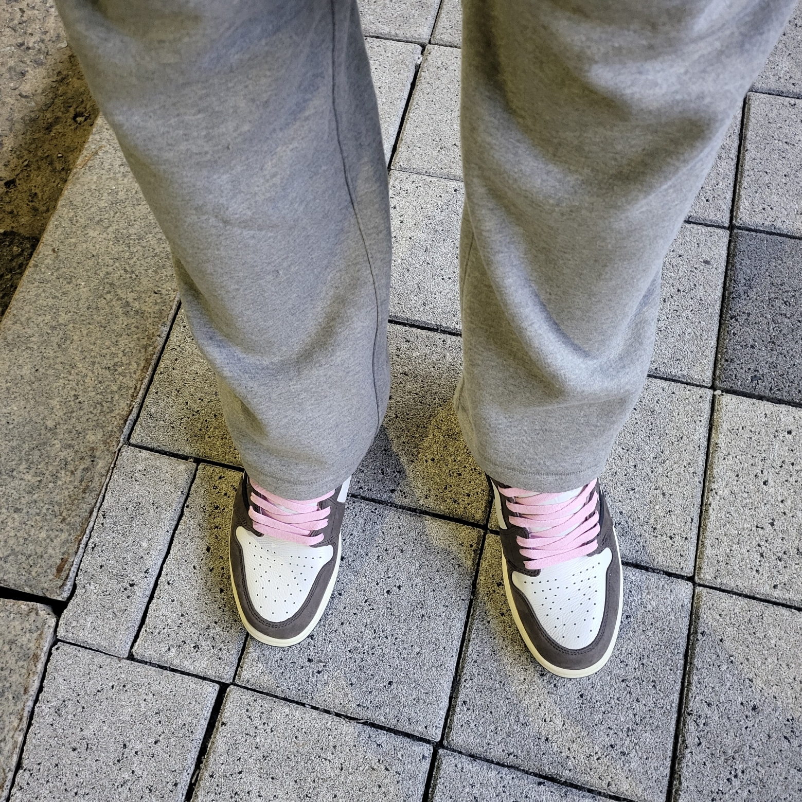 Essentials The Core Collection Relaxed Sweatpants Dark Oatmeal, Jordan 1 x Travis Scott Retro High OG SP Mocha 착용 스타일