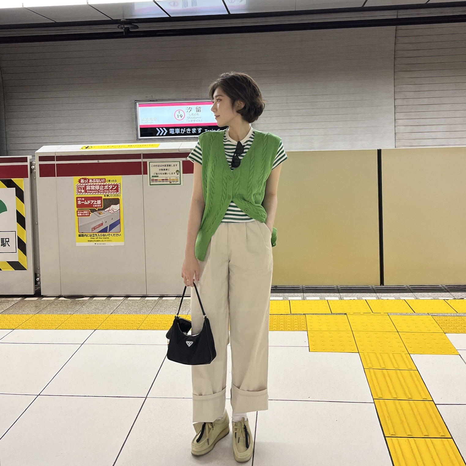 (W) Clarks Wallabee Maple Suede, Prada Re-Edition 2005 Re-Nylon Mini Hobo Bag Black 착용 스타일 - 3