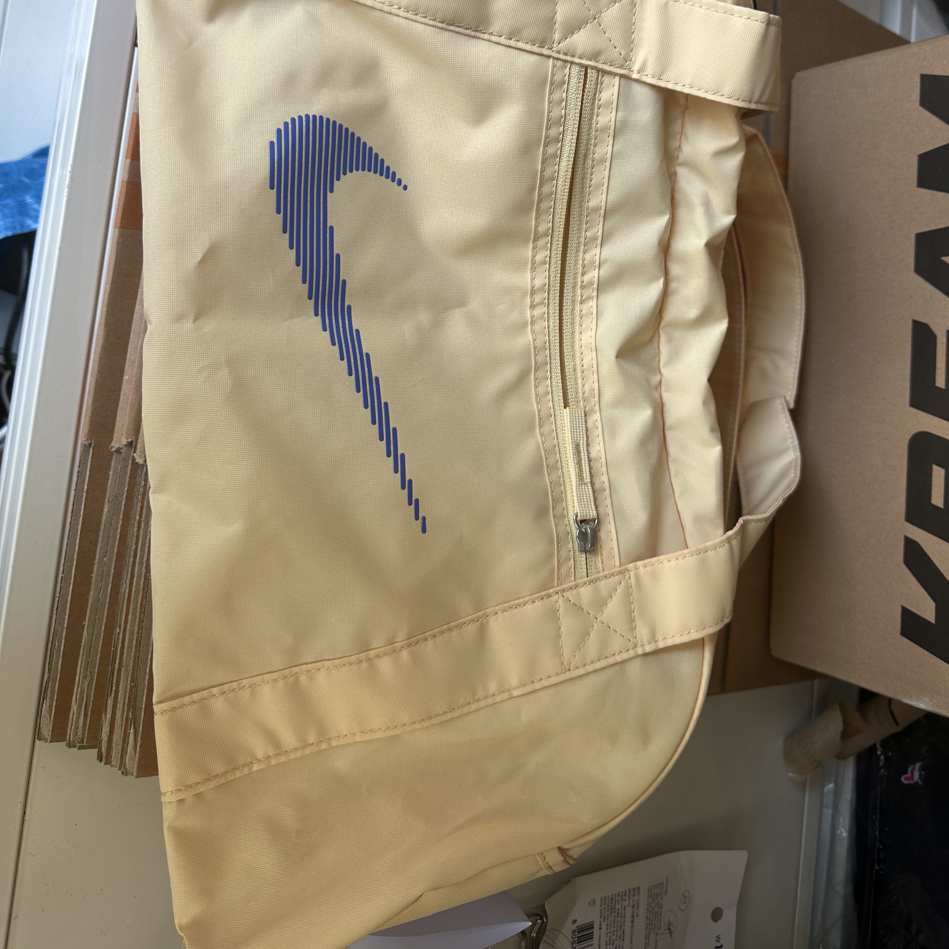 Nike Gym Club Duffle Bag 24L Pale Vanilla 착용 스타일