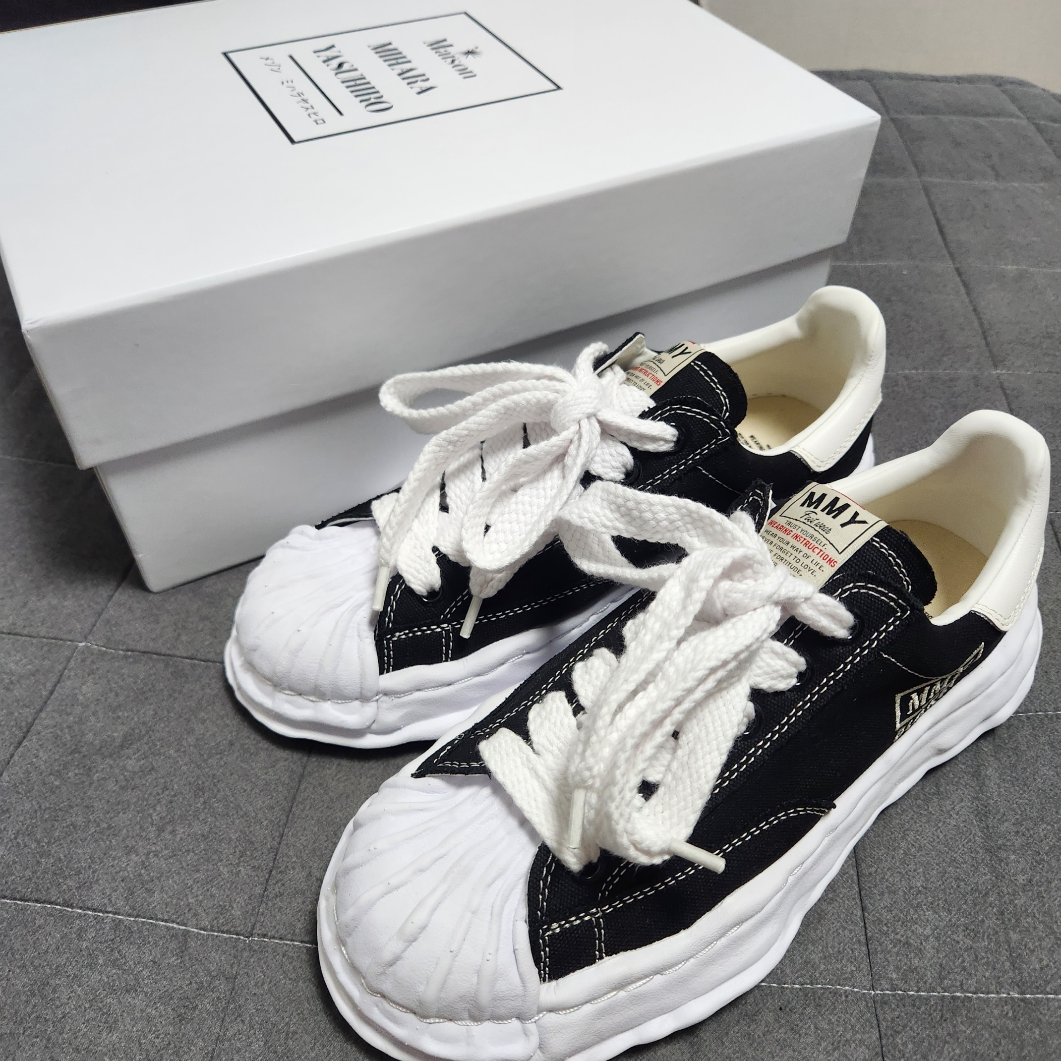 Maison Mihara Yasuhiro Blakey OG Sole Canvas Low-top Sneakers Black White 착용 스타일