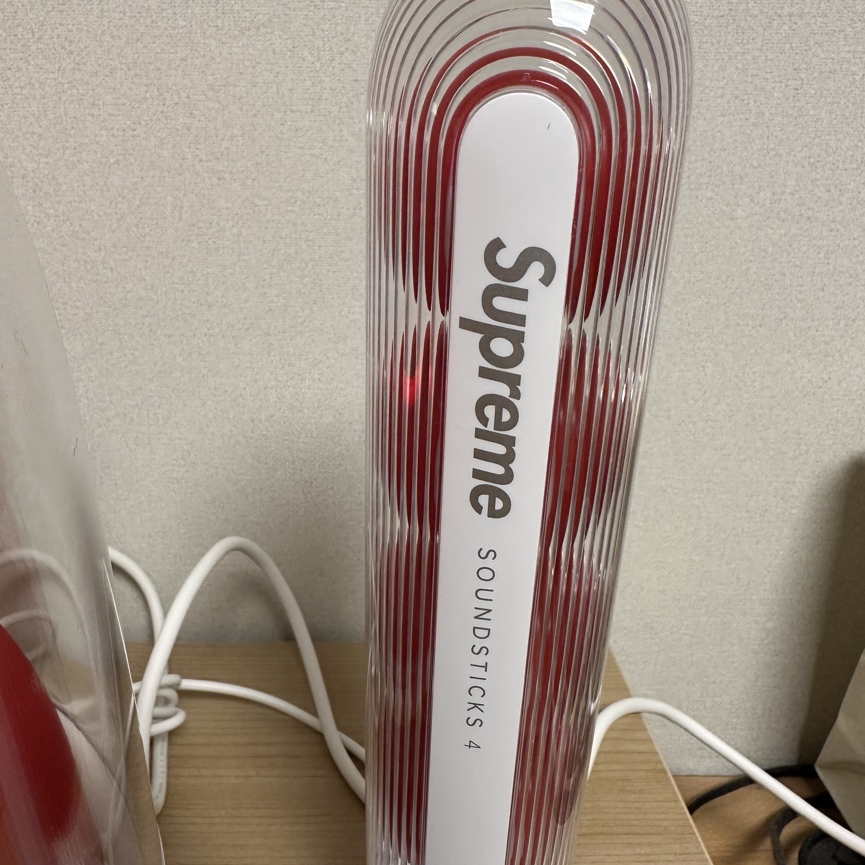 Supreme x Harman Kardon Soundsticks White (Korean Ver.) - 23FW 착용 스타일 - 5