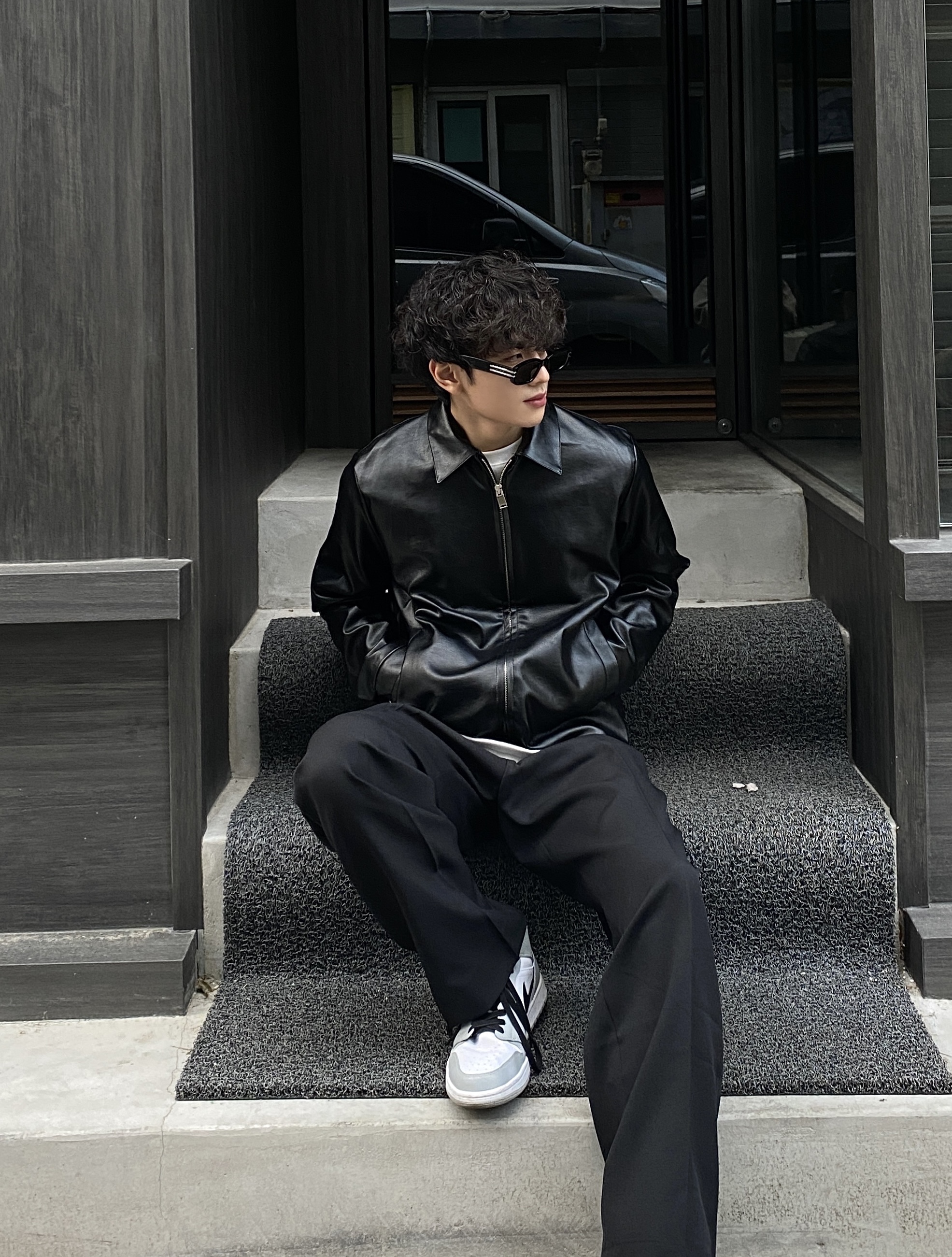 Gentle Monster Ghost 01 Black, Jordan 1 Mid Light Smoke Grey 착용 스타일 - 1