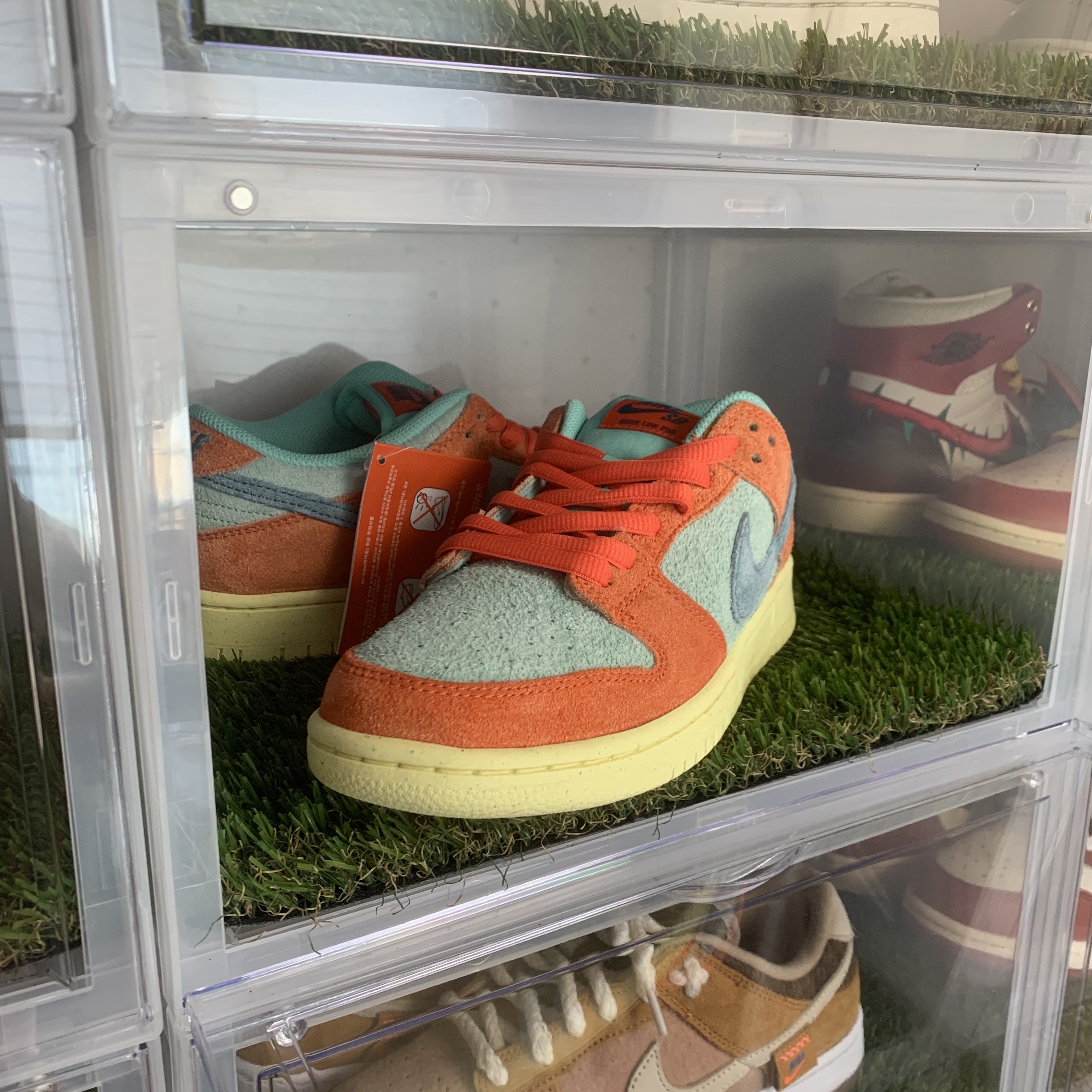 Nike SB Dunk Low Pro Premium Orange and Emerald Rise 착용 스타일 - 1