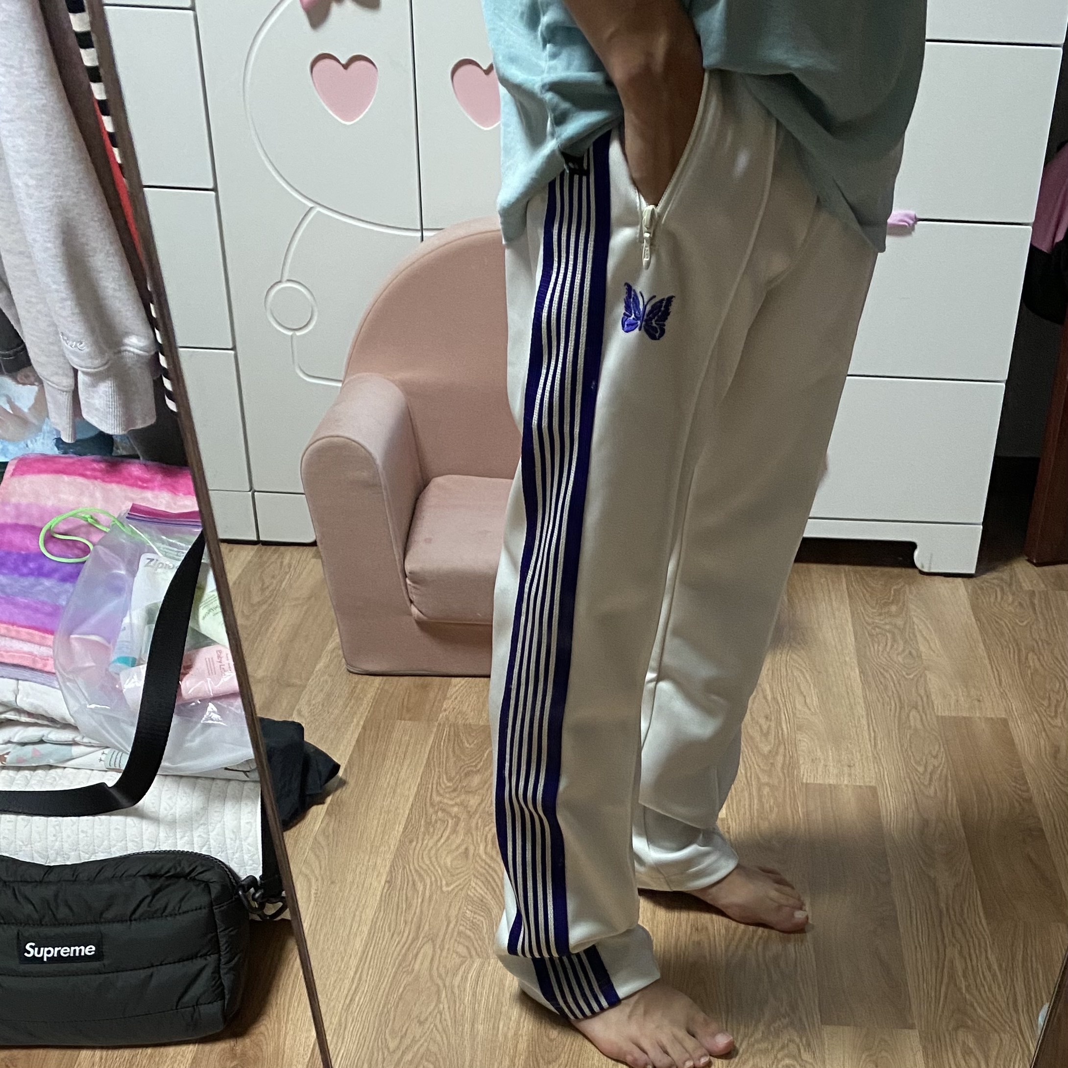 Needles Narrow Track Pants Poly Smooth Ice White 착용 스타일 - 2