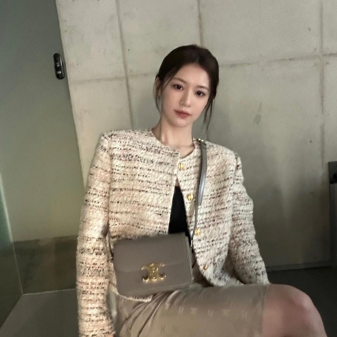 Lemaire Boxy Jacket Denim Snow Grey, Green Butter Women Silver Multi Button Tweed Crop Jacket Ivory 착용 스타일 - 4