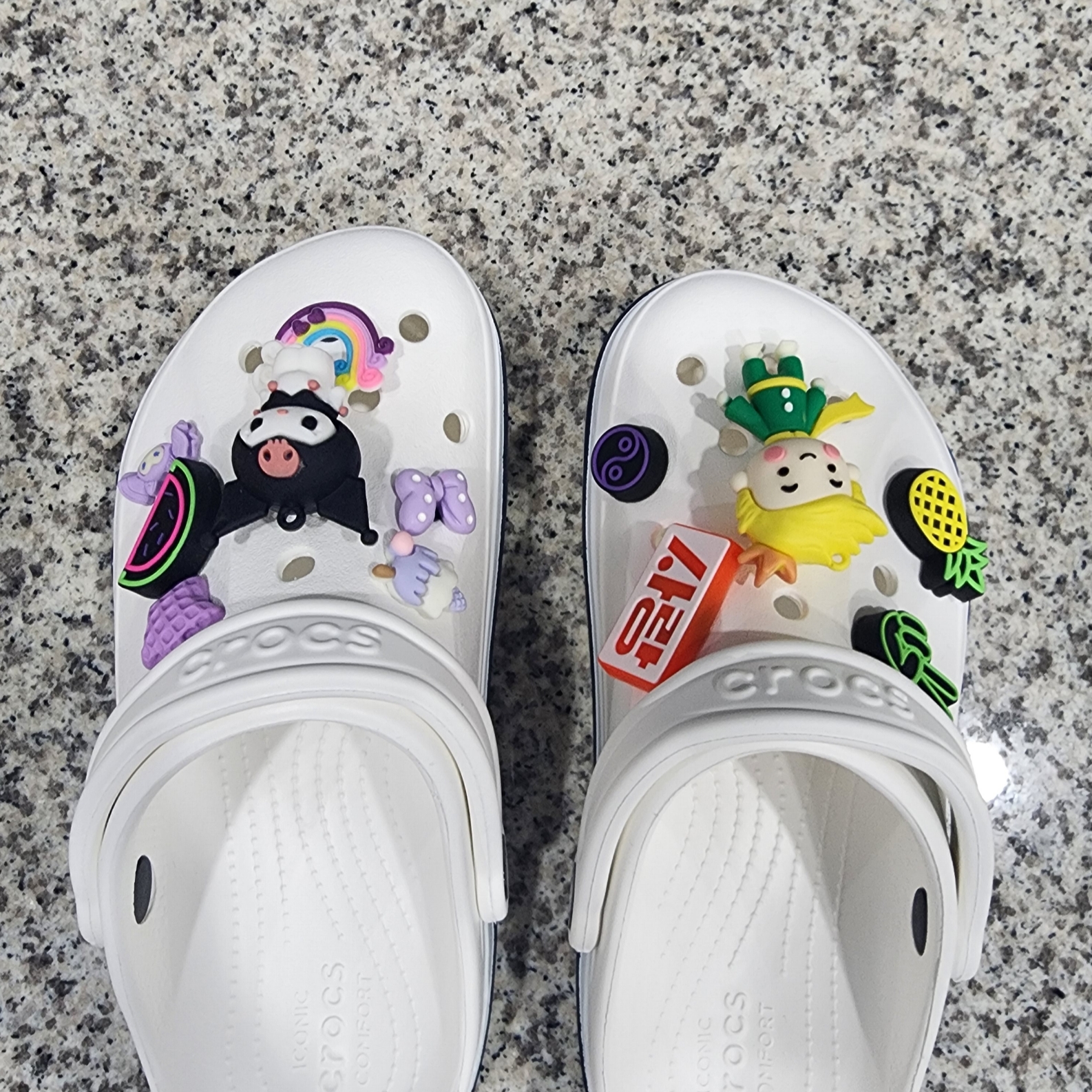 Crocs Bayaband Clog White Navy 착용 스타일 - 2