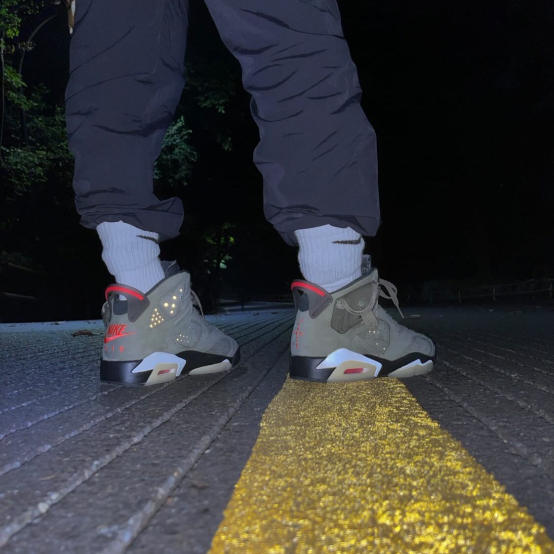 Jordan 6 x Travis Scott Retro Olive 착용 스타일 - 2