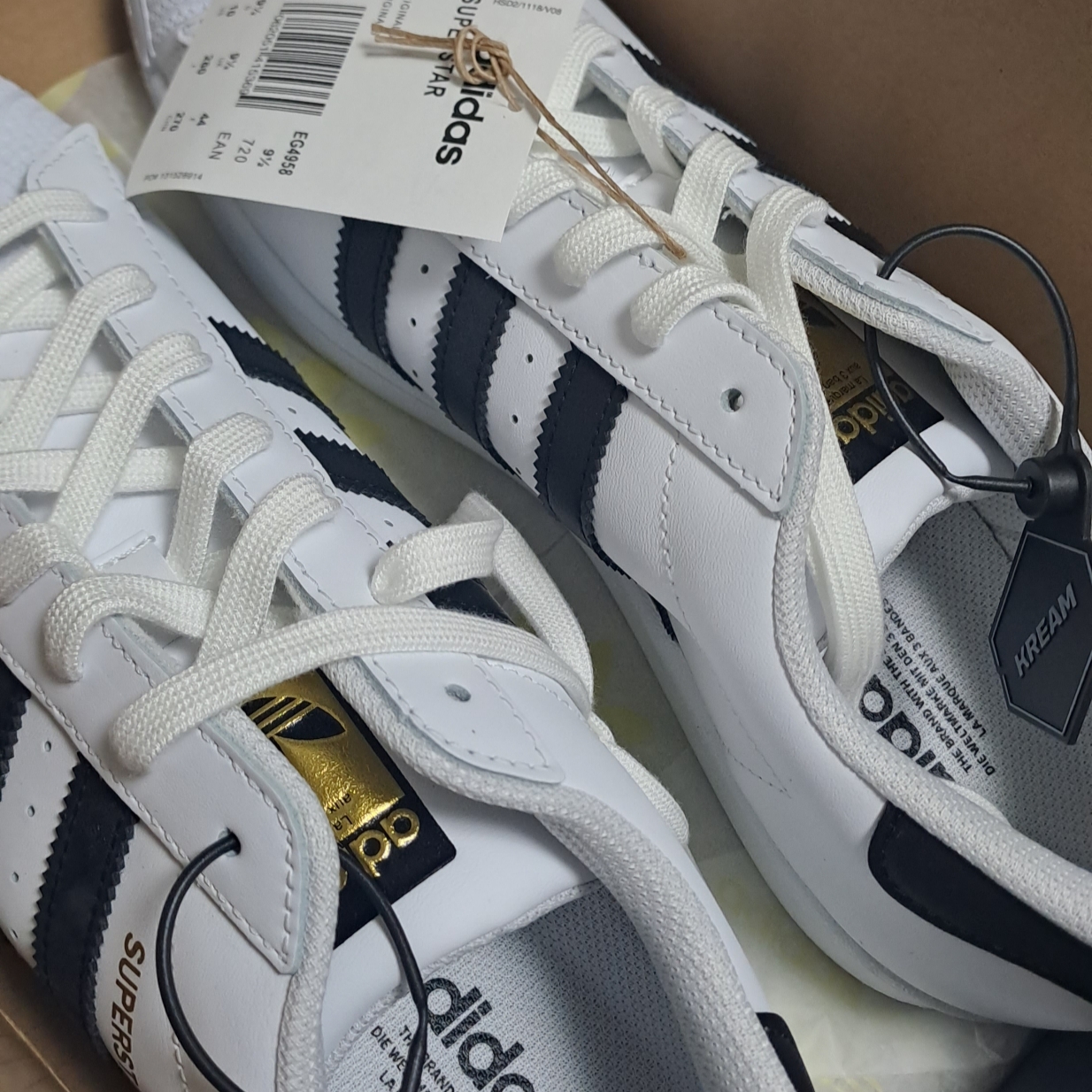Adidas Superstar White Black 착용 스타일