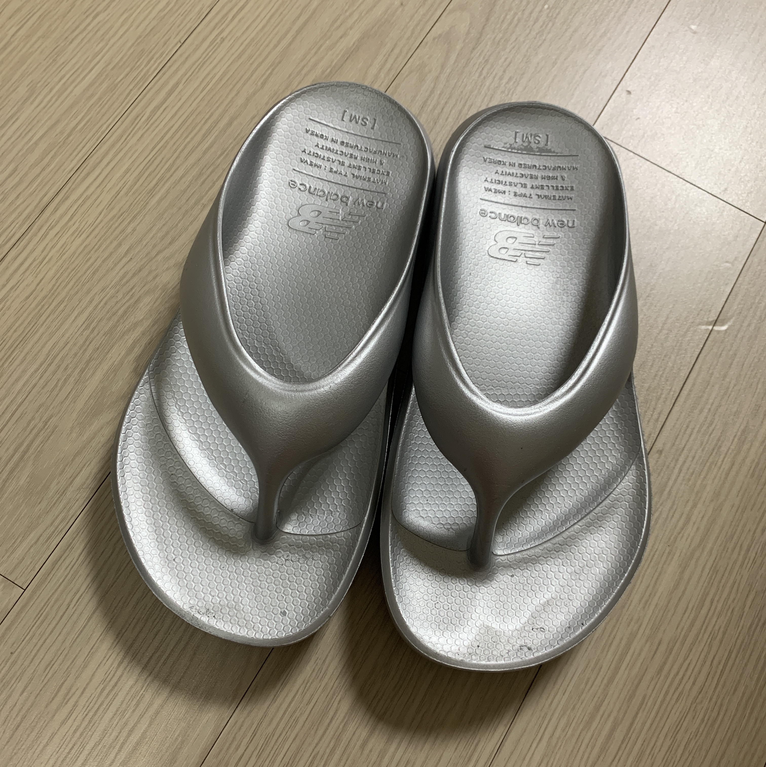 New Balance Flip Flop Silver 착용 스타일