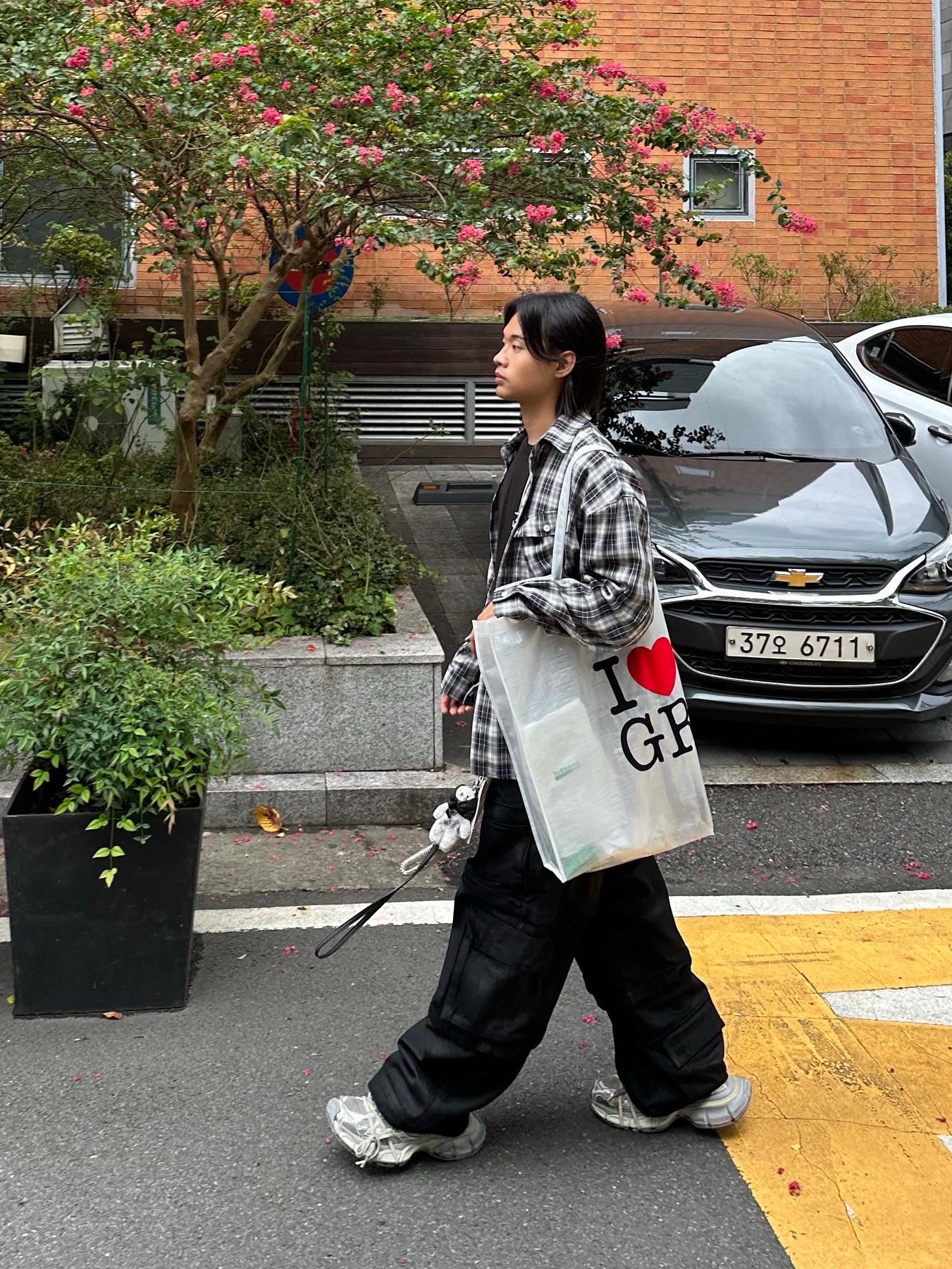 Project G/R Oversized Convertible Cargo Pants Coated Black, Balenciaga 3XL Sneakers Light Beige 착용 스타일 - 3